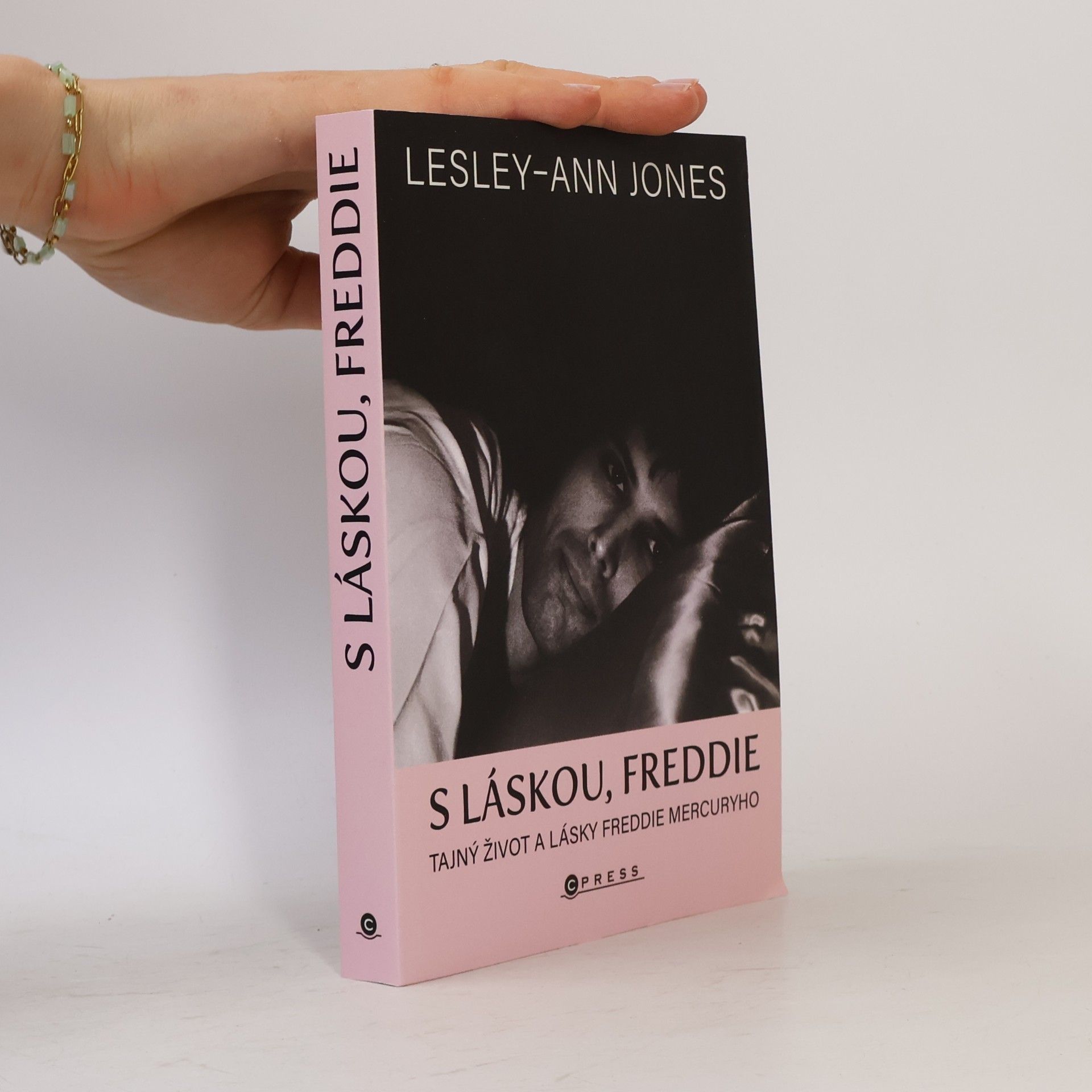 Lesley-Ann Jones S láskou, Freddie