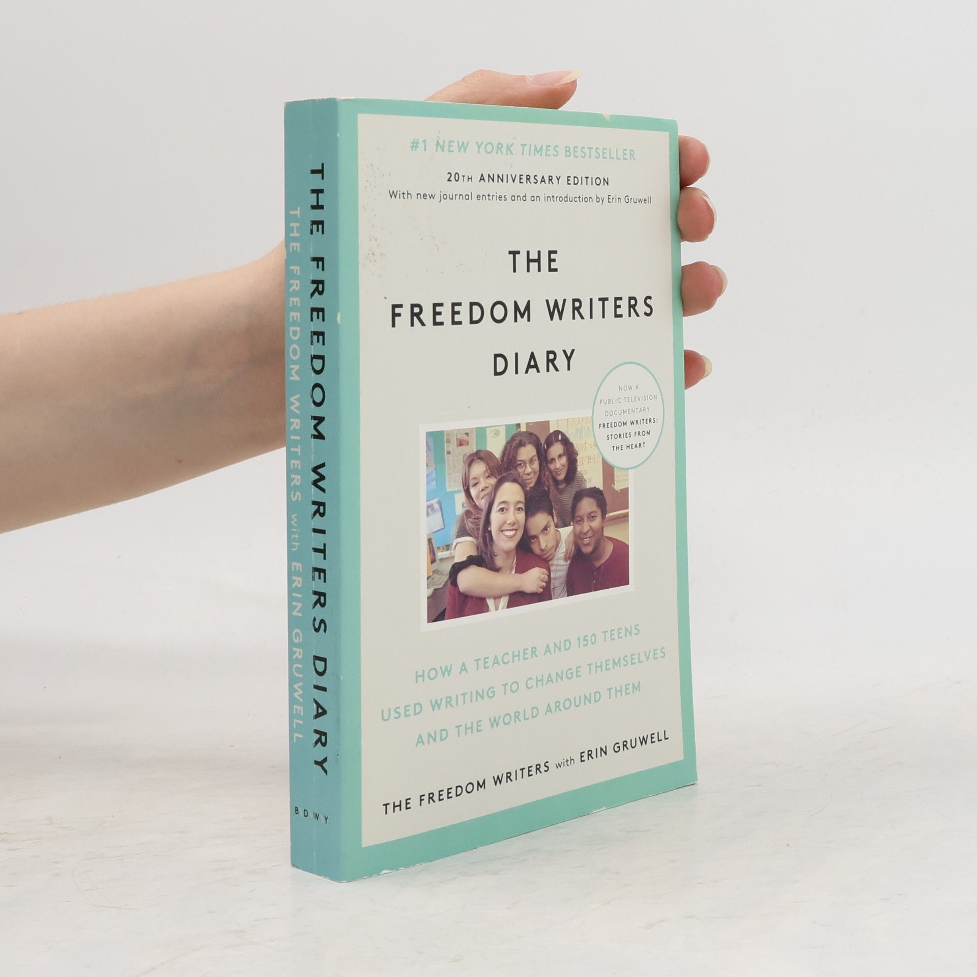 Erin Gruwell The freedom writers diary : how a teacher and 150 teens used writing to change themselves and the world around them