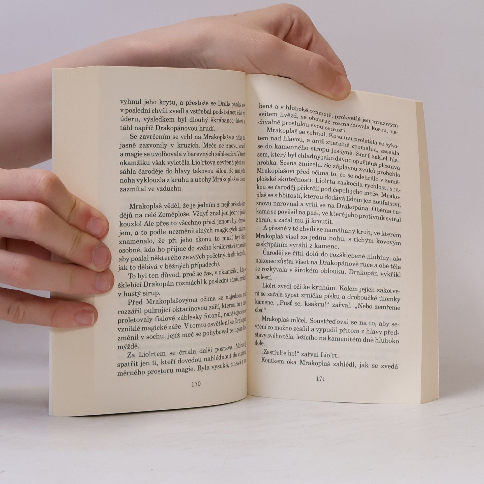 Terry Pratchett Barva kouzel. Úžasná zeměplocha