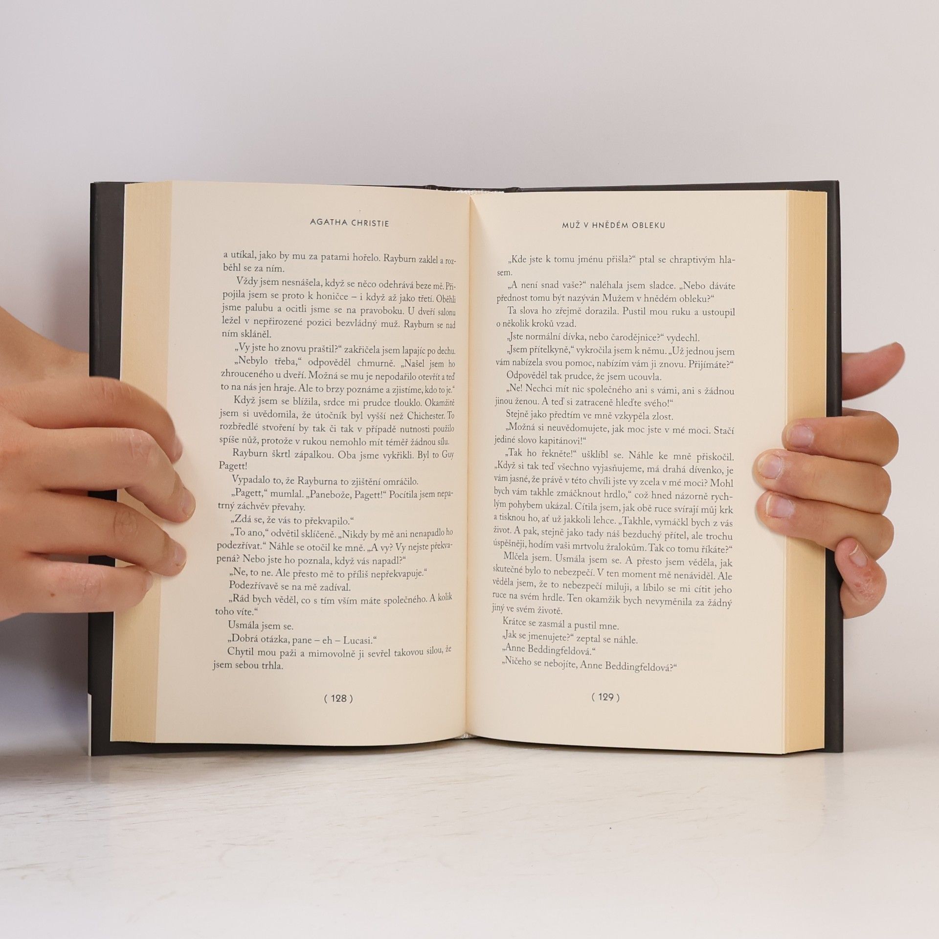 Agatha Christie Muž v hnědém obleku