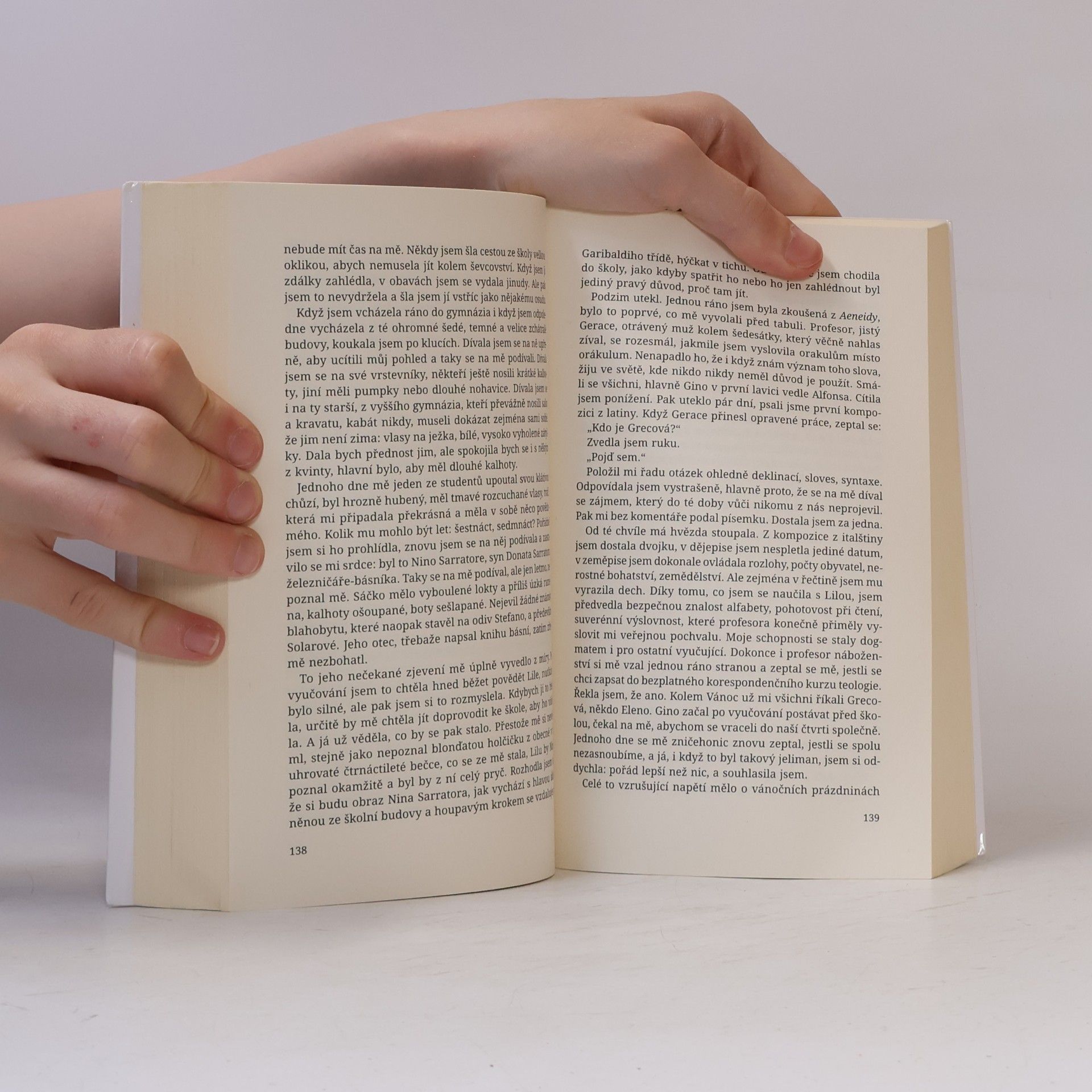 Elena Ferrante Geniální přítelkyně 1. Dětství a dospívání