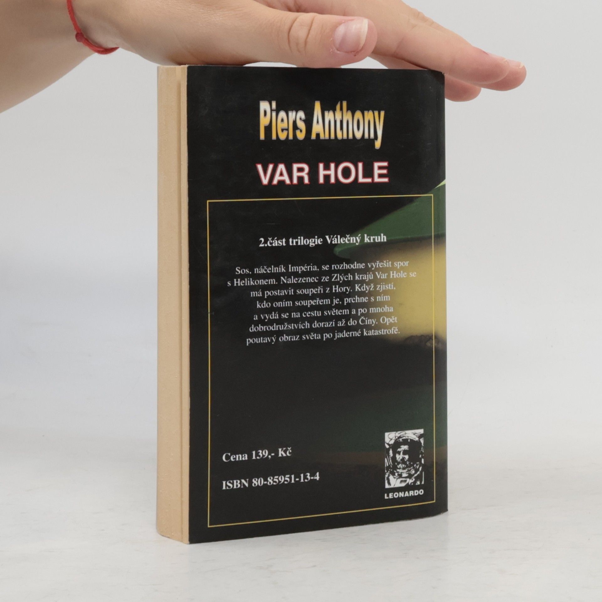 Piers Anthony Var Hole : druhá část trilogie Válečný kruh