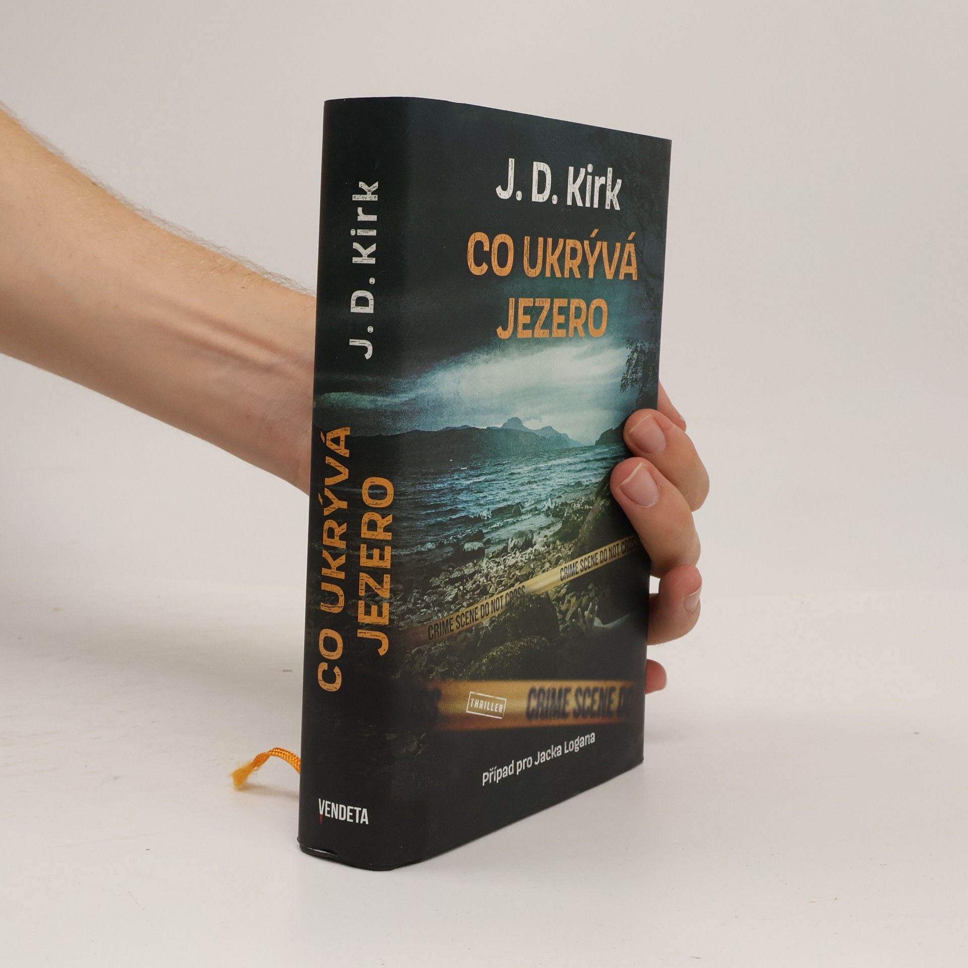 Barry Hutchison Co ukrývá jezero