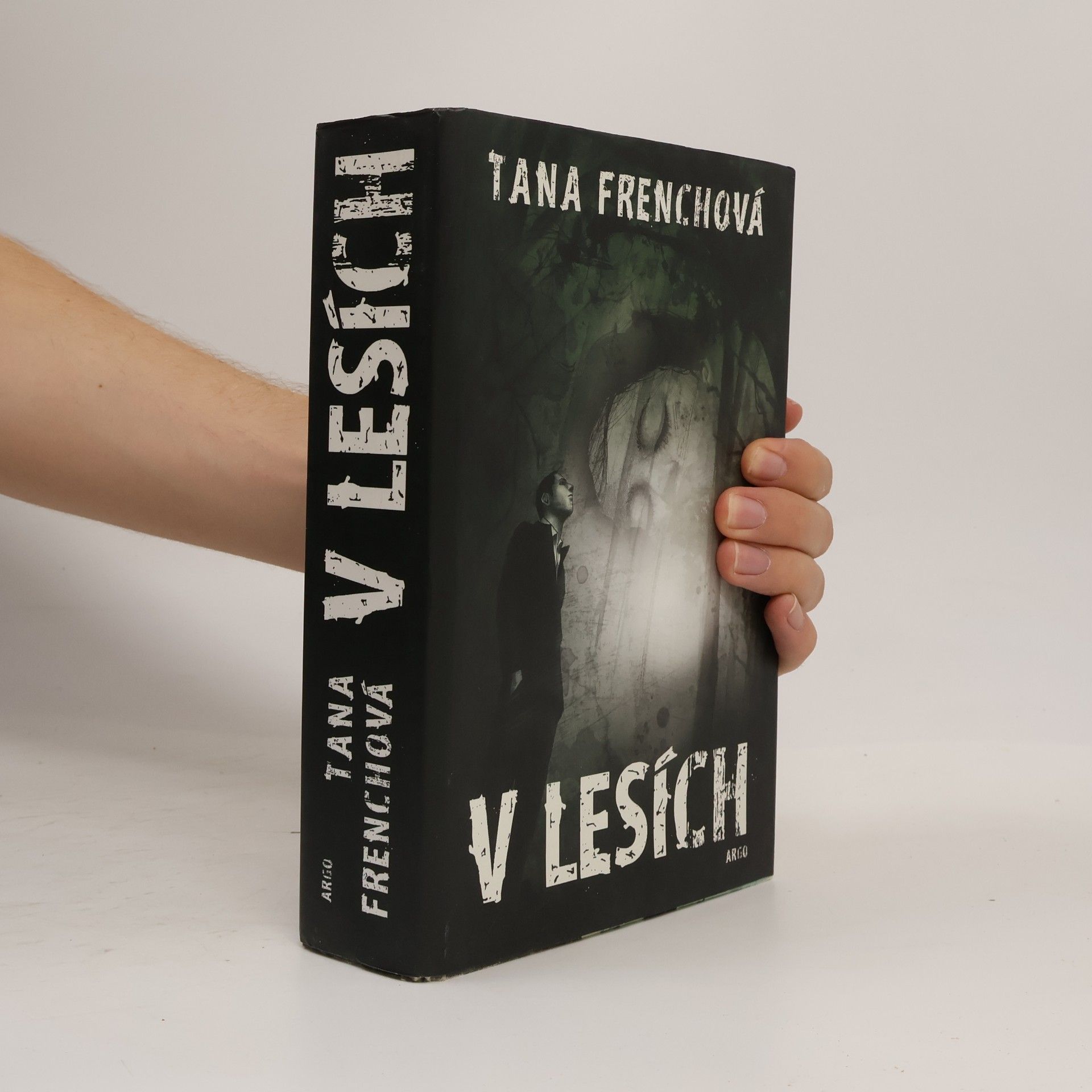 Tana French V lesích