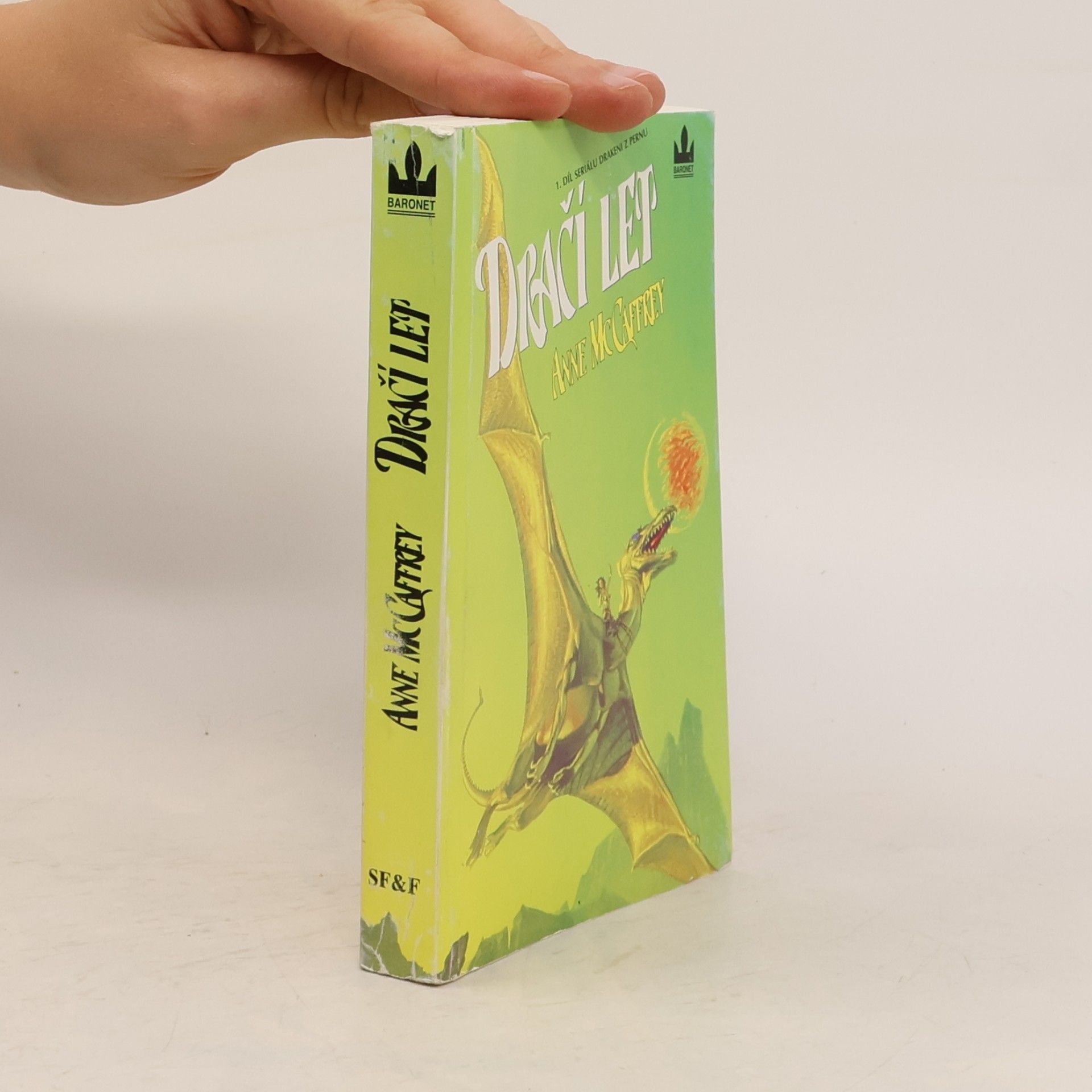 Anne McCaffrey Drakeni z Pernu 1. Dračí let