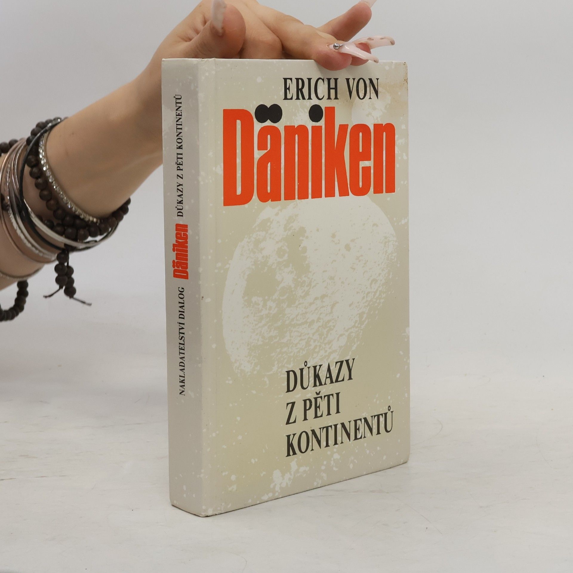 Erich von Däniken Důkazy z pěti kontinentů