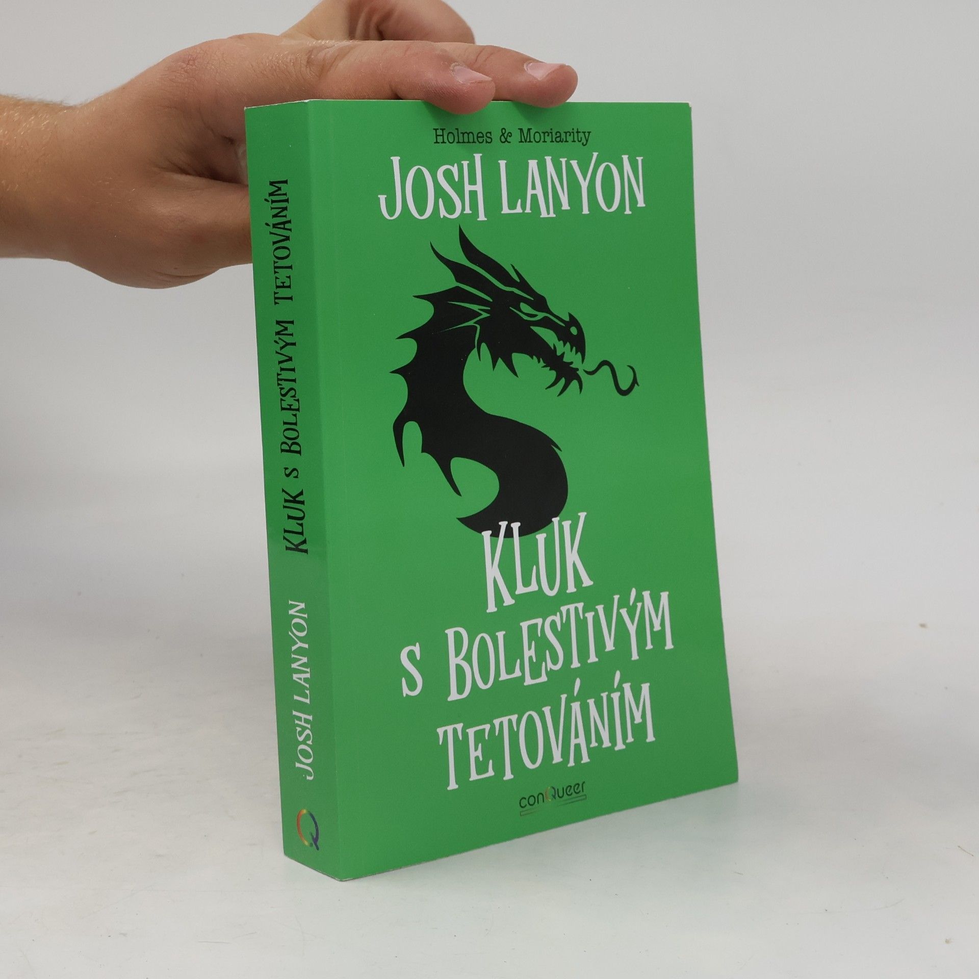 Kluk s bolestivým tetováním