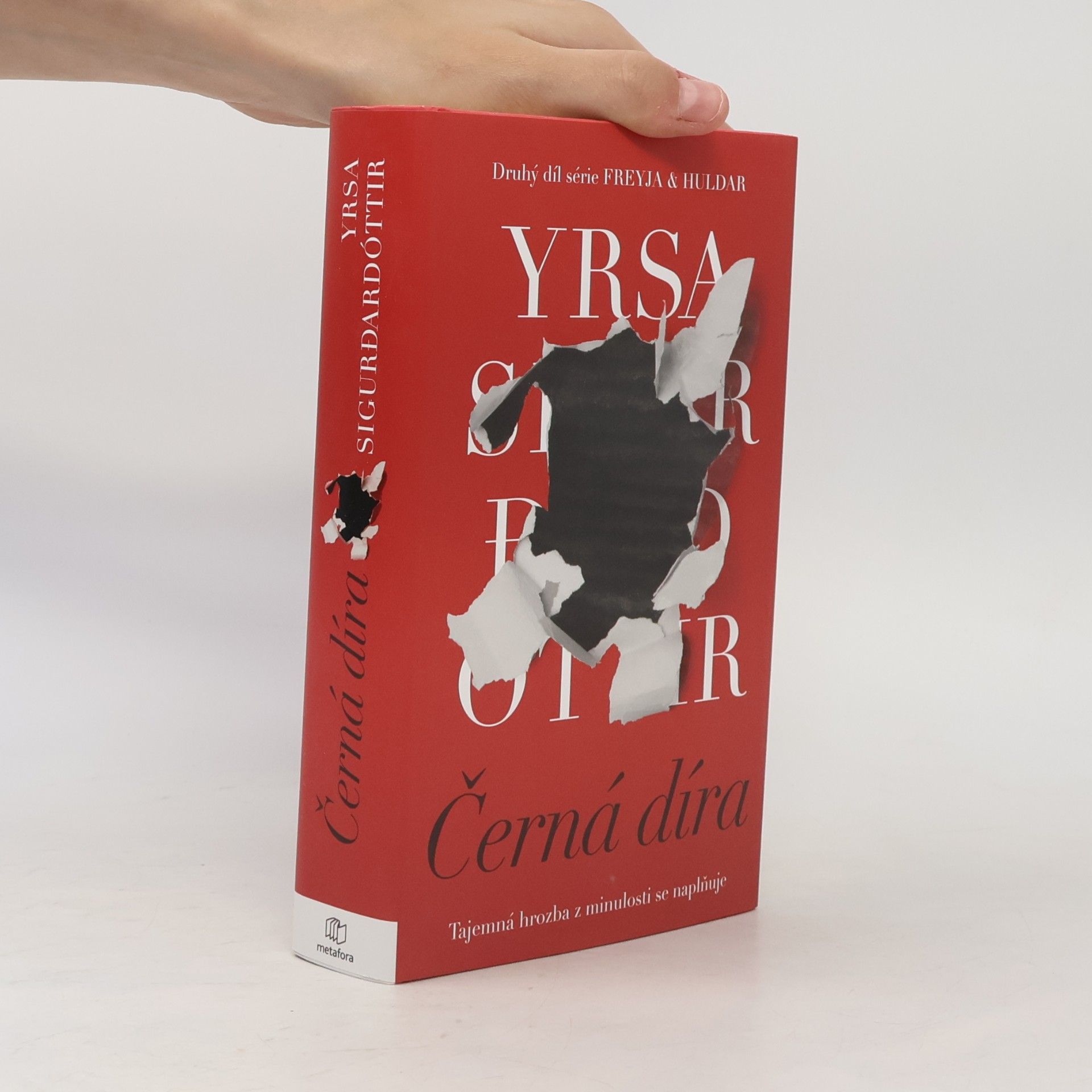 Yrsa Sigurðardóttir Černá díra