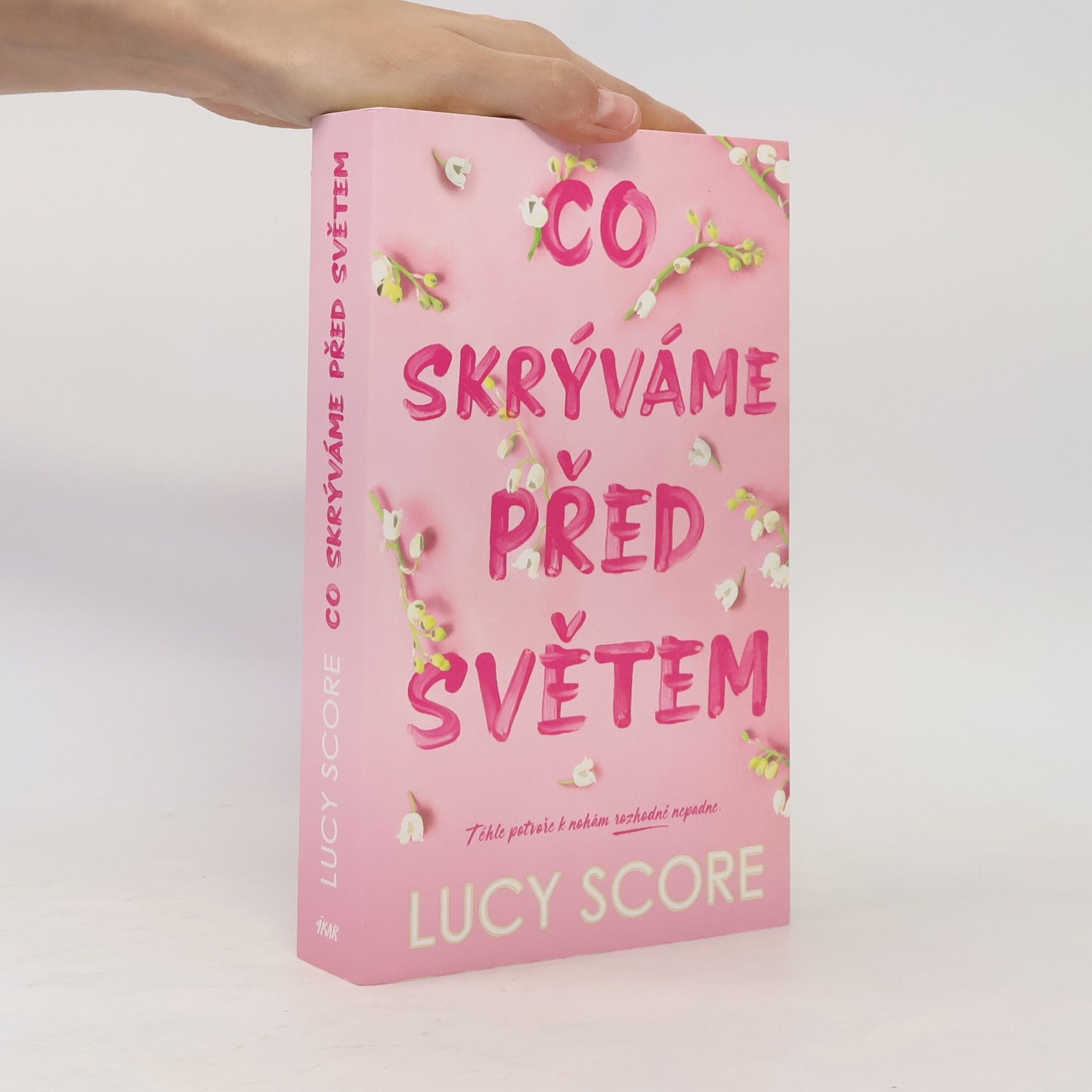 Lucy Score Co skrýváme před světem