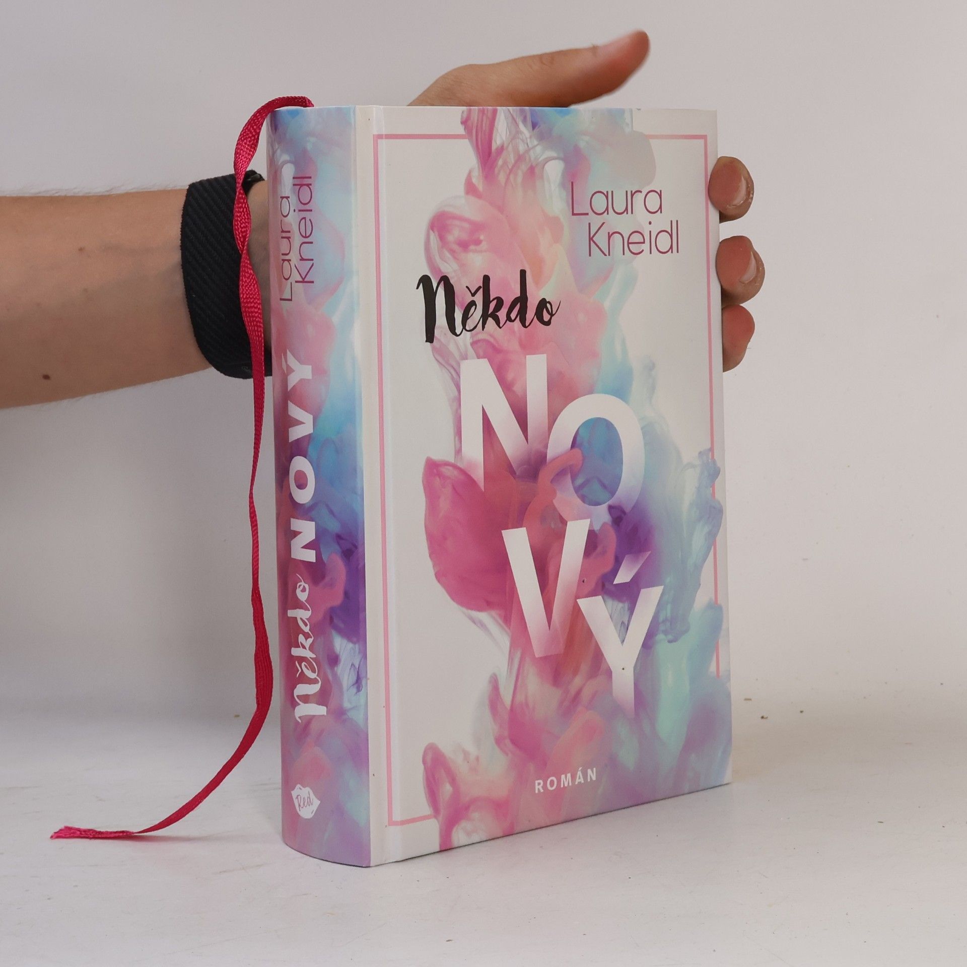 Laura Kneidl Někdo nový