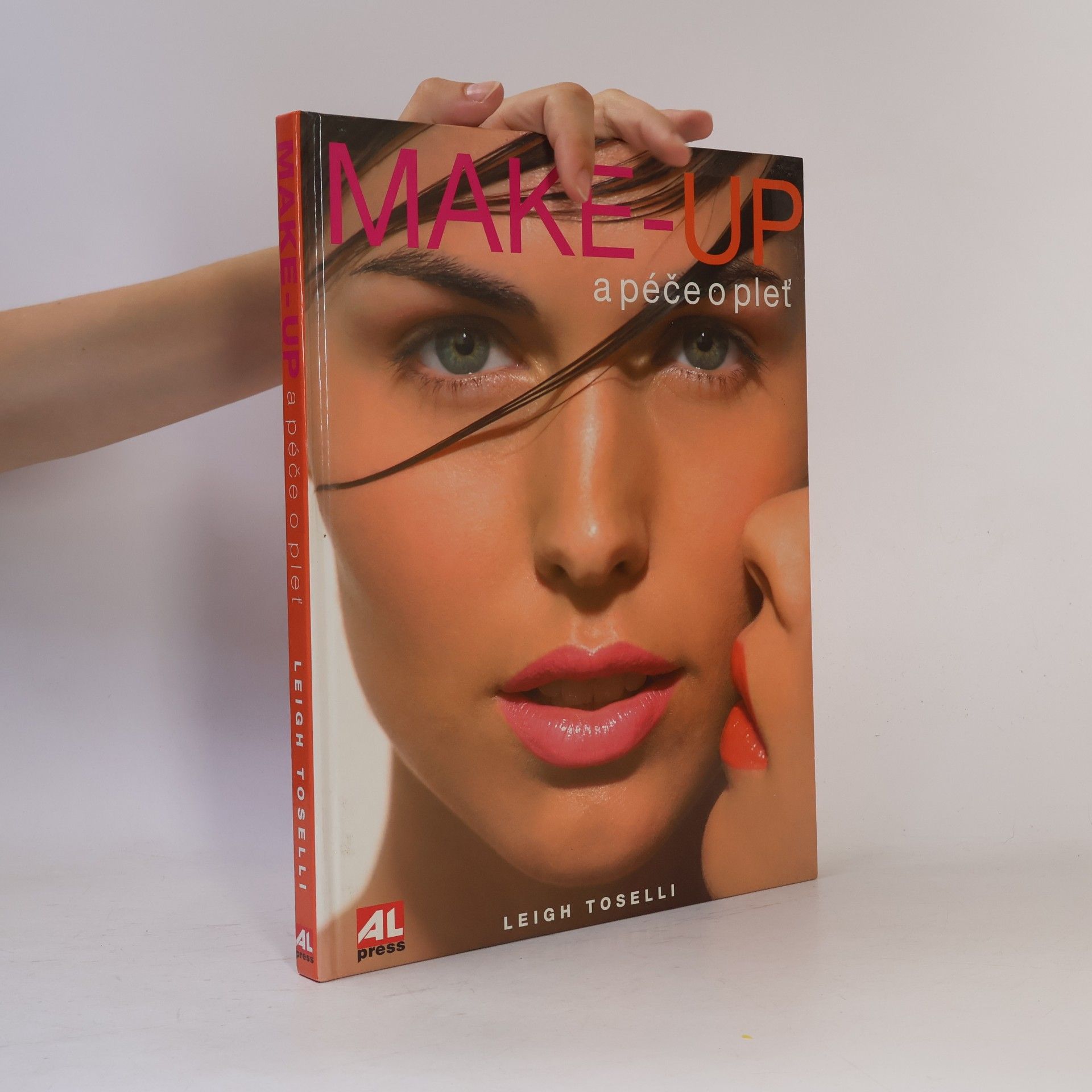 Leigh Toselli Make-up a péče o pleť