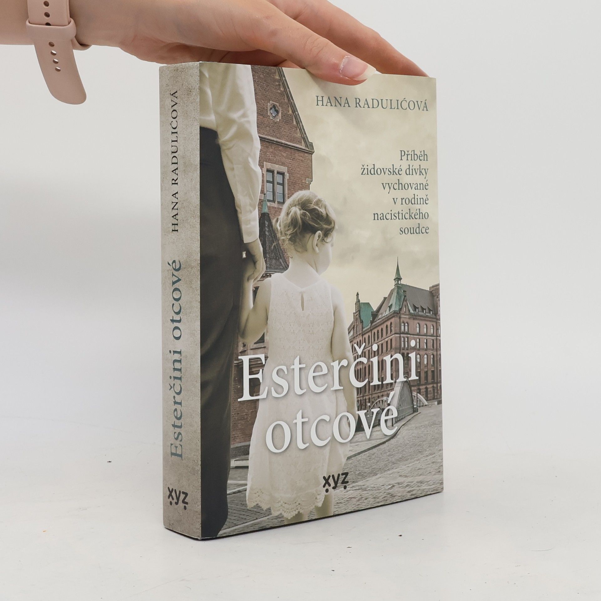 Hana Radulić Esterčini otcové : příběh židovské dívky vychované v rodině nacistického soudce