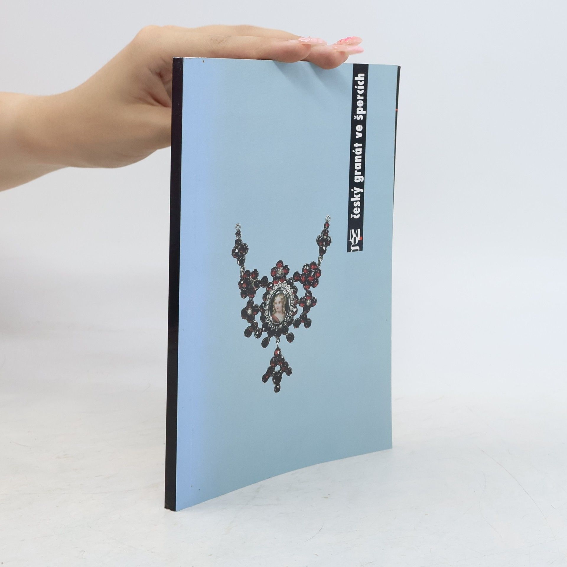 Alena Křížová Český granát ve špercích ze sbírek Moravské galerie v Brně