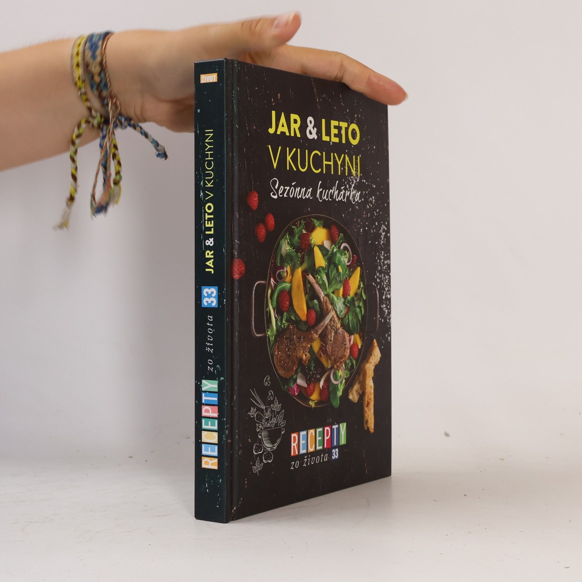 Kolektiv autorů Jar & leto v kuchyni : Sezónna kuchařka. Recepty zo života 33
