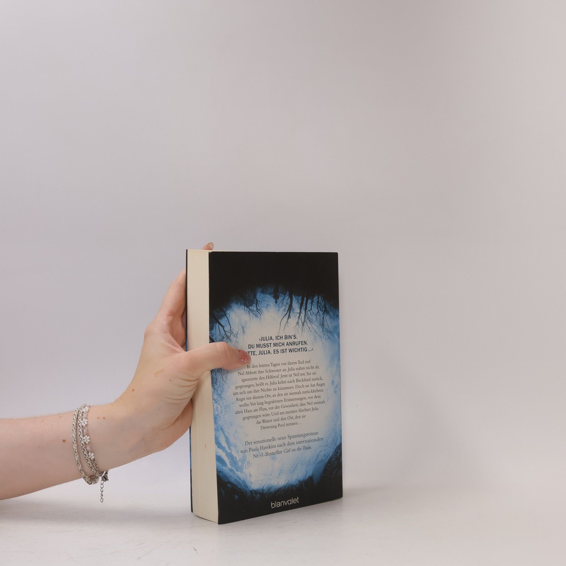Paula Hawkins Into the Water