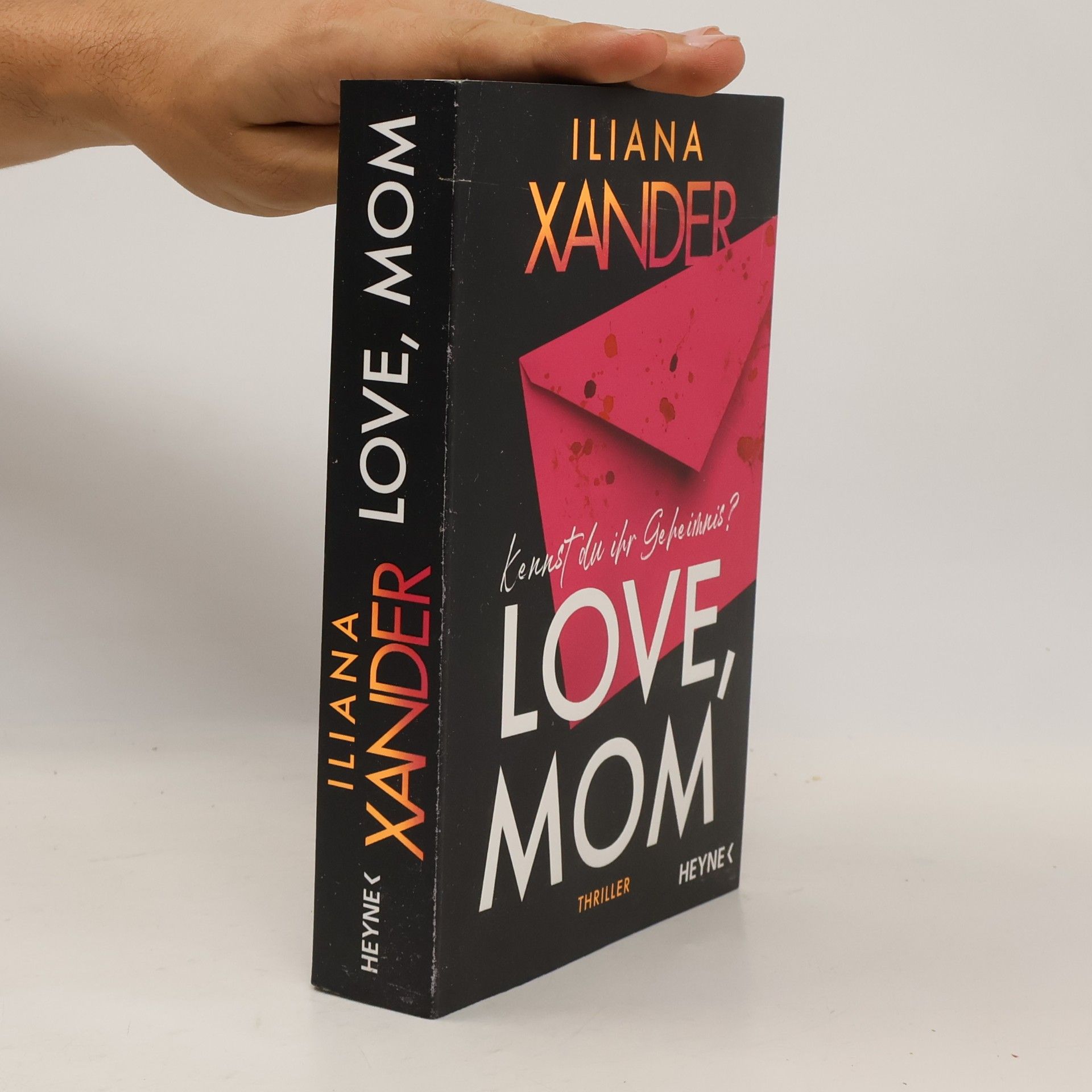 Iliana Xander Love, Mom