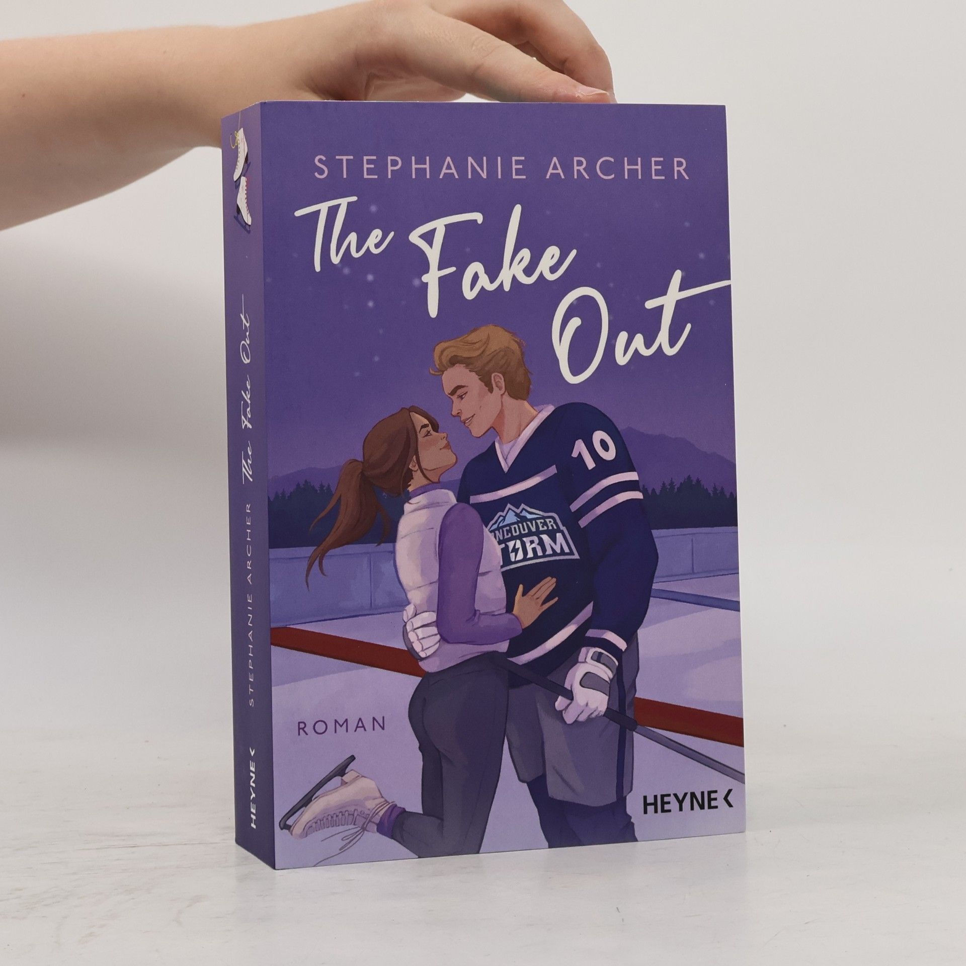 Stephanie Archer The Fake Out