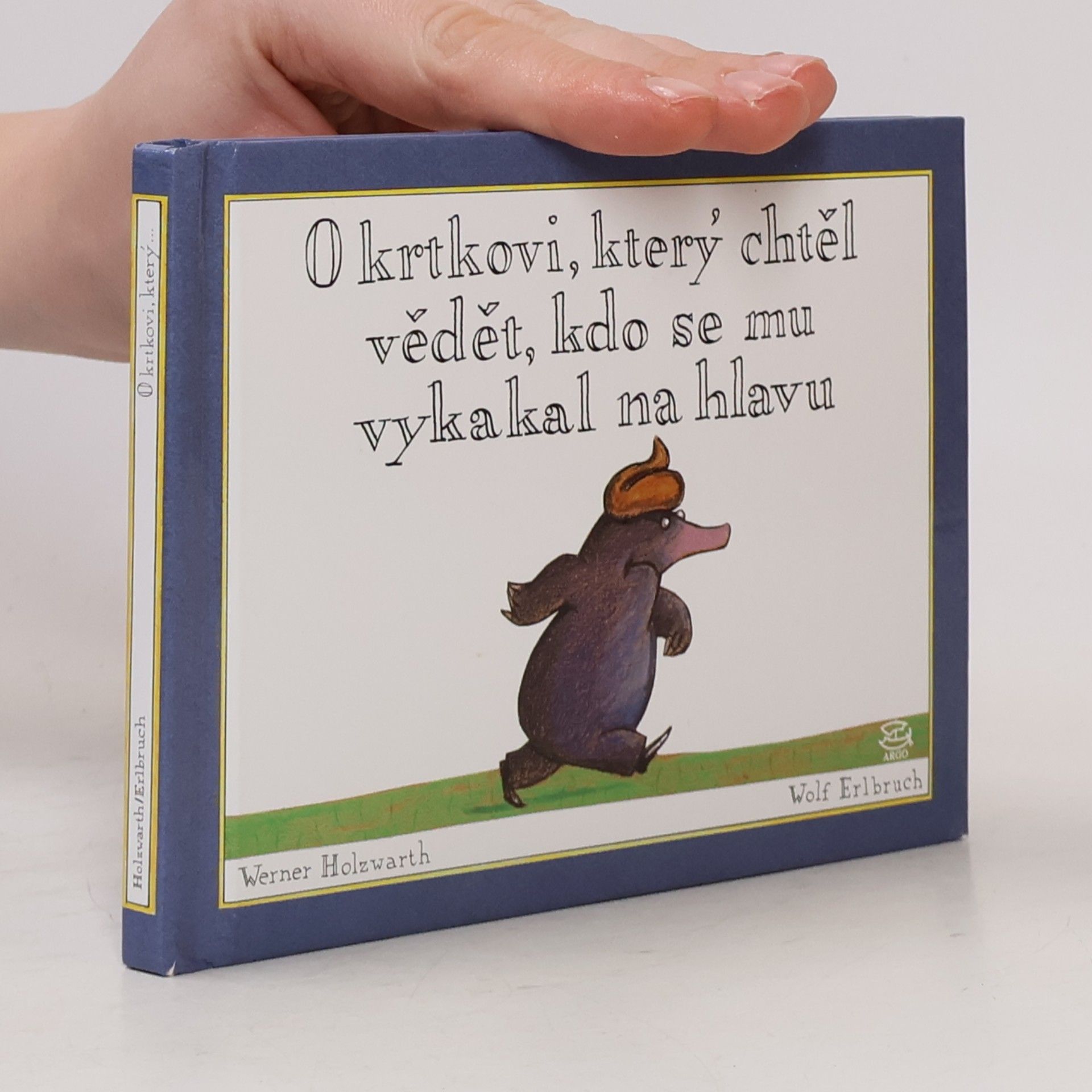 Werner Holzwarth O krtkovi, který chtěl vědět, kdo se mu vykakal na hlavu