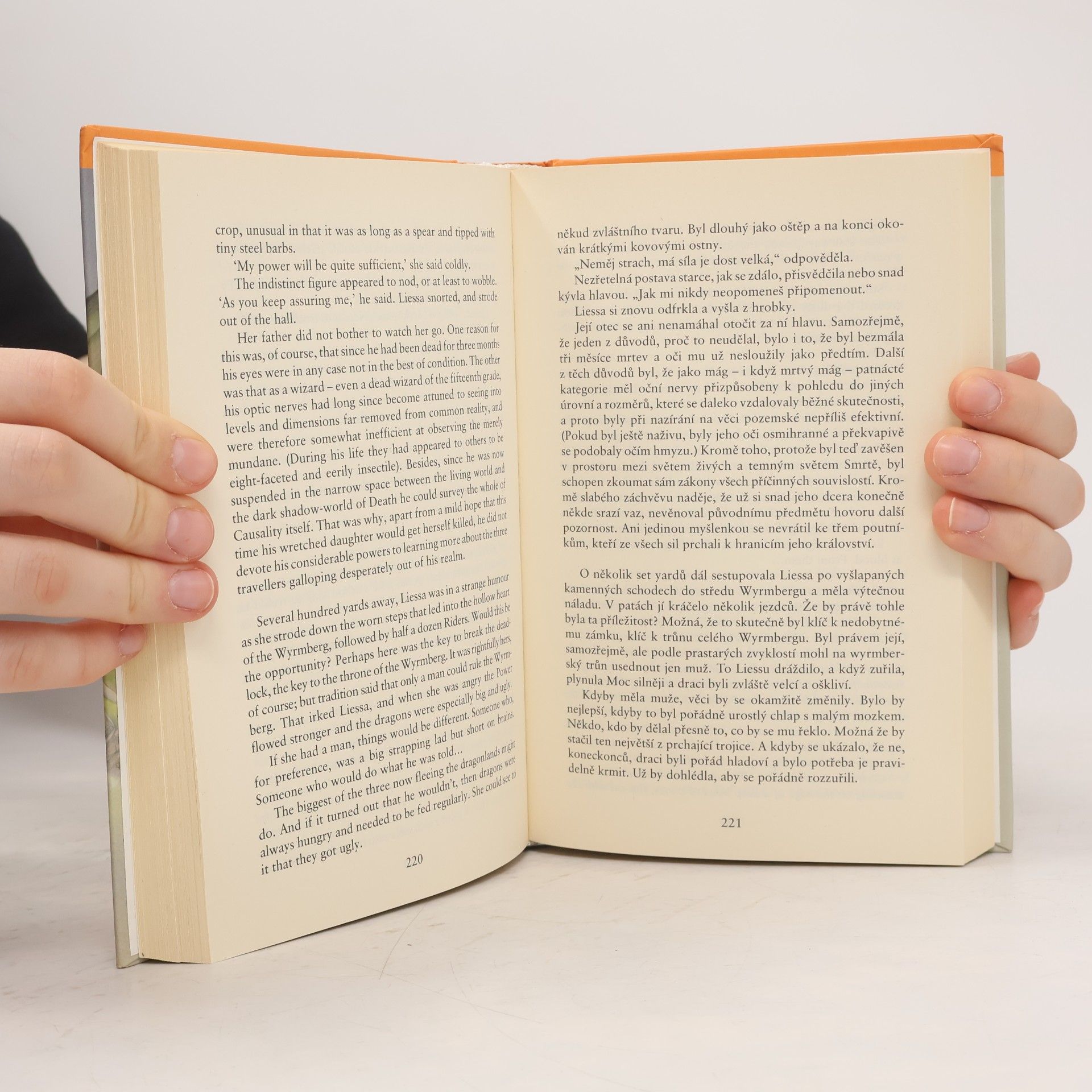 Terry Pratchett Barva kouzel, The colour of magic: Dvojjazyčné vydání