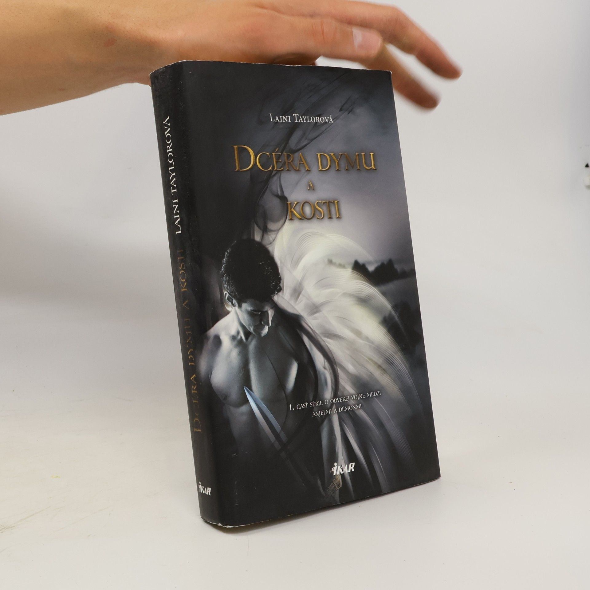 Laini Taylor Dcéra dymu a kostí