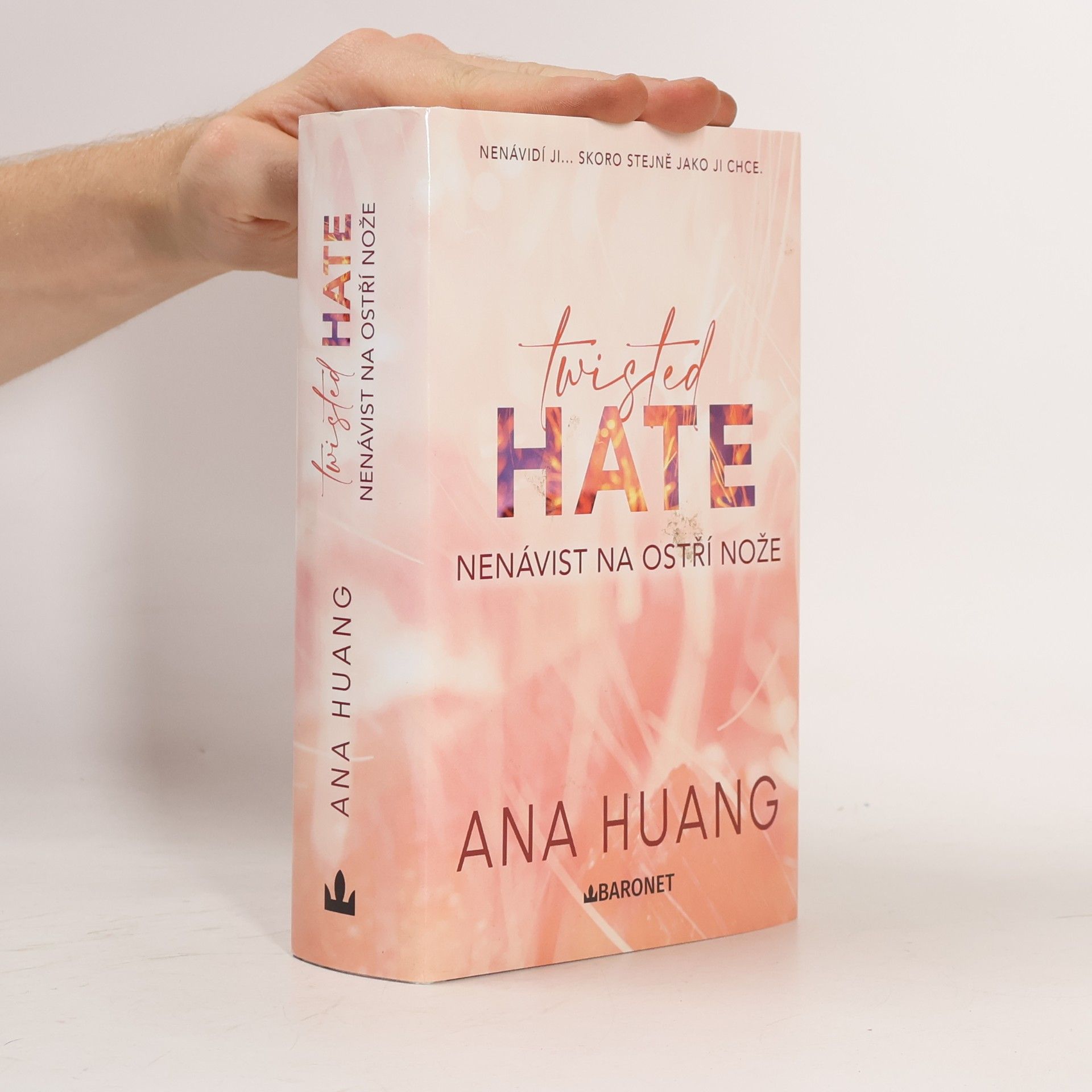 Ana Huang Twisted Hate: Nenávist na ostří nože