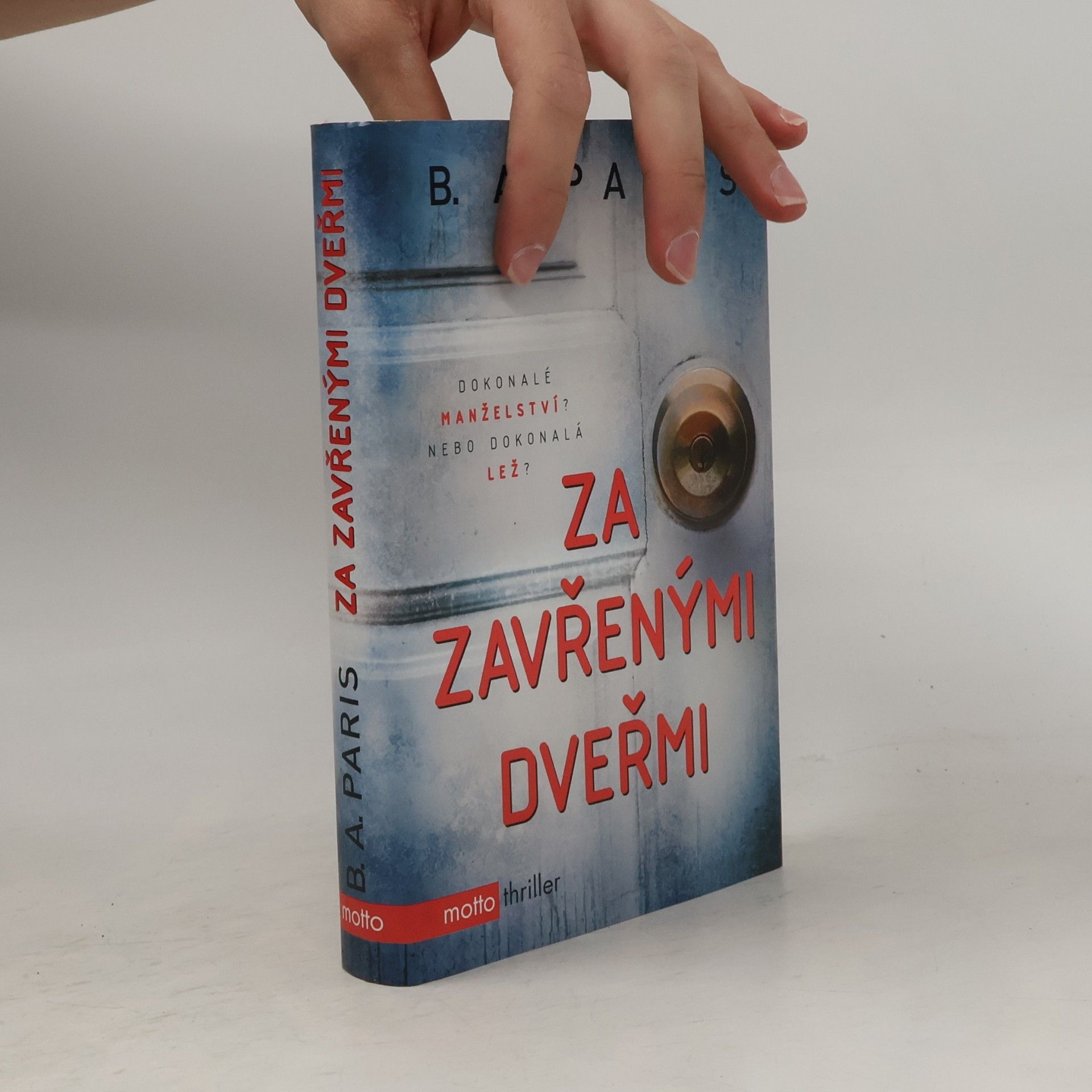 B. A. Paris Za zavřenými dveřmi