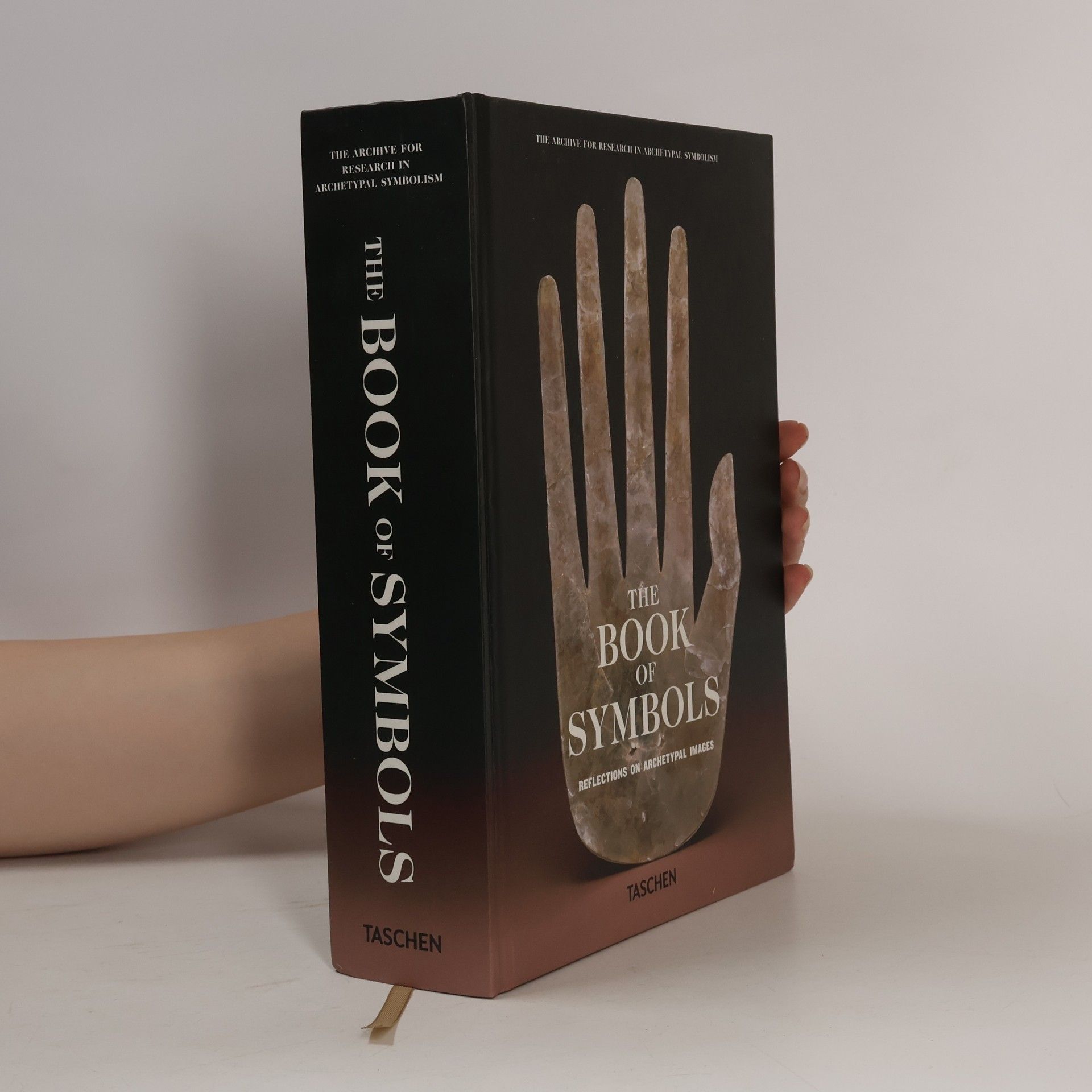 Various authors The book of symbols : Reflection of archetypal images
