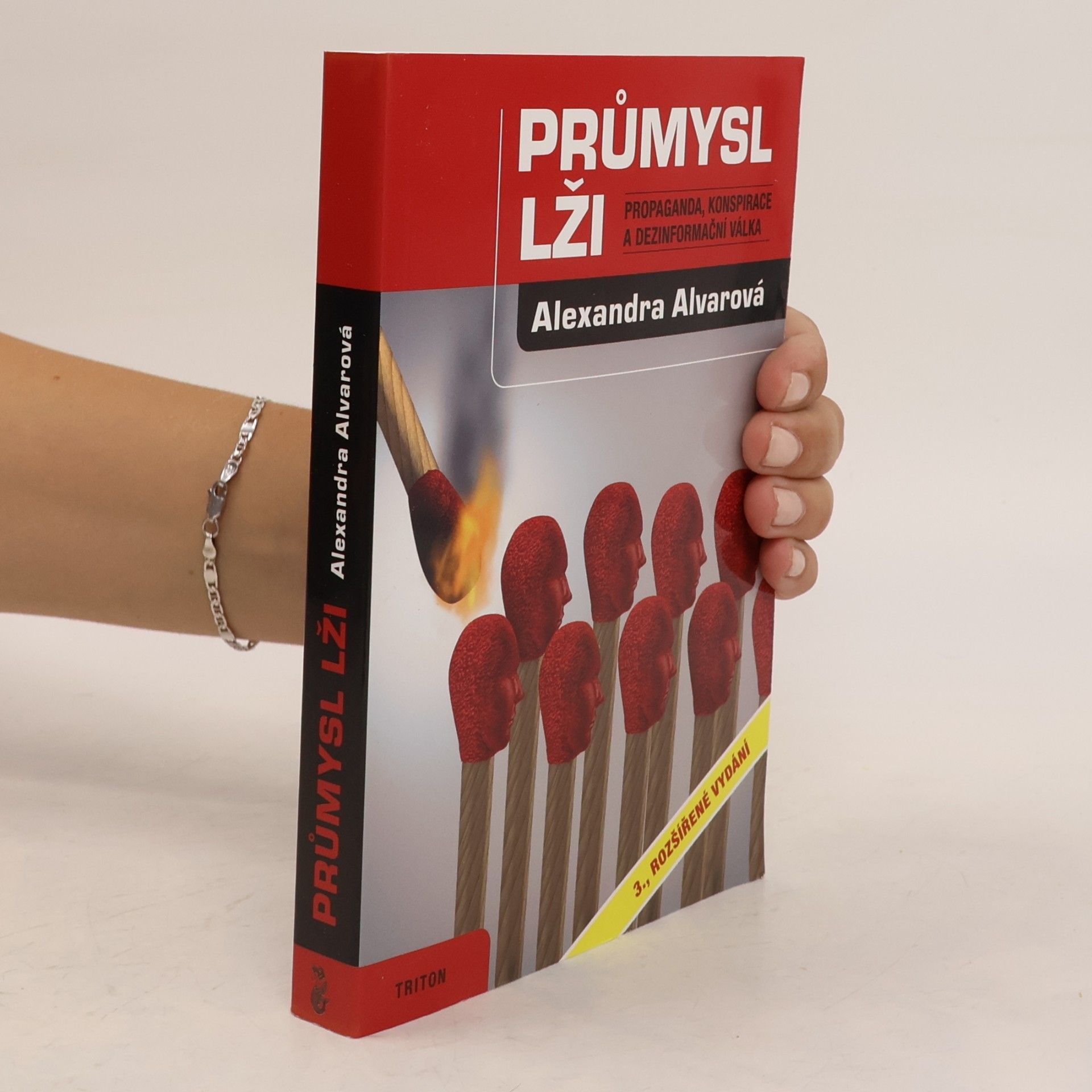 Alexandra Alvarová Průmysl lži : propaganda, konspirace a dezinformační válka