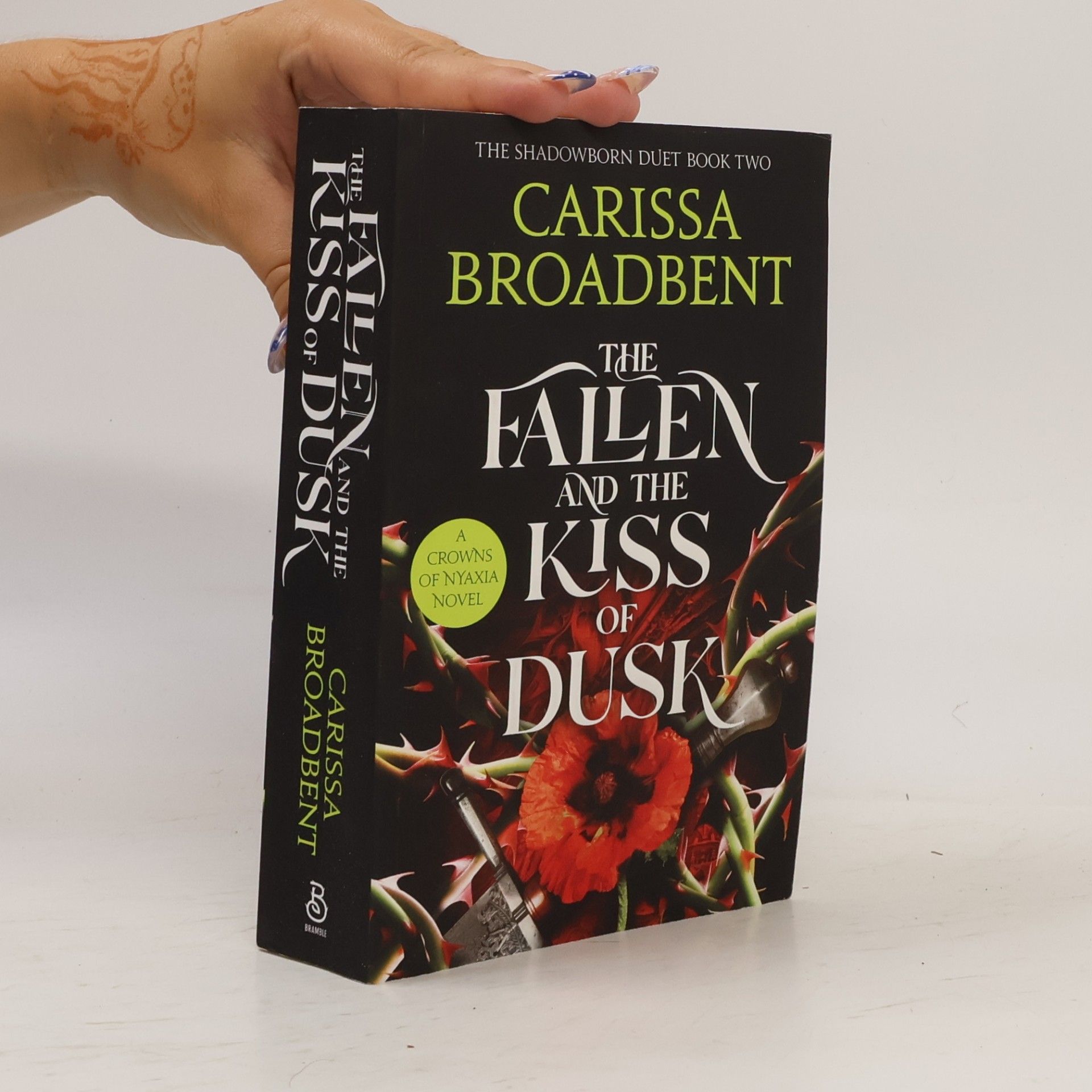 Carissa Broadbent Crowns of Nyaxia - 4: The Fallen and the Kiss of Dusk