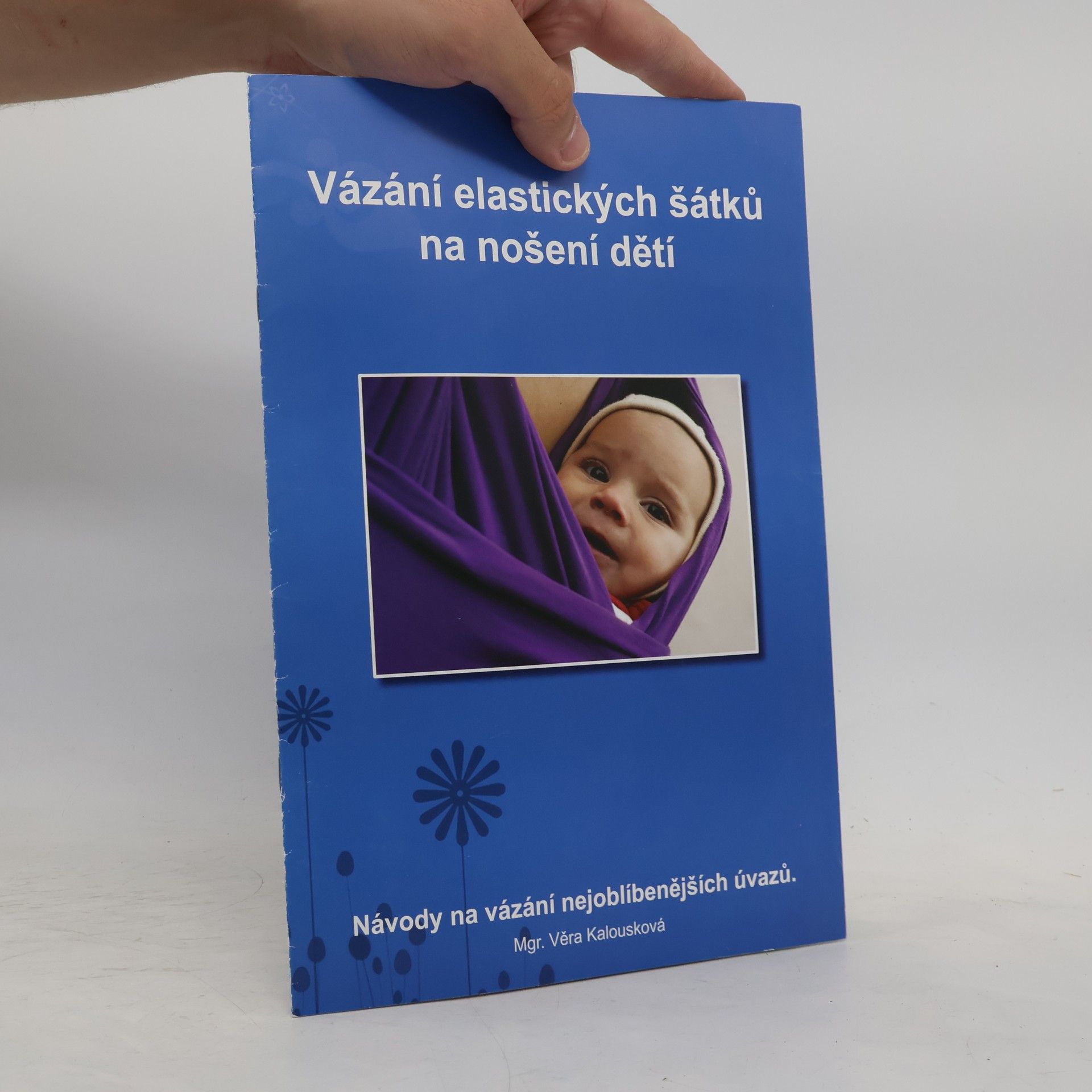 Vázání elastického šátku na nošení dětí
