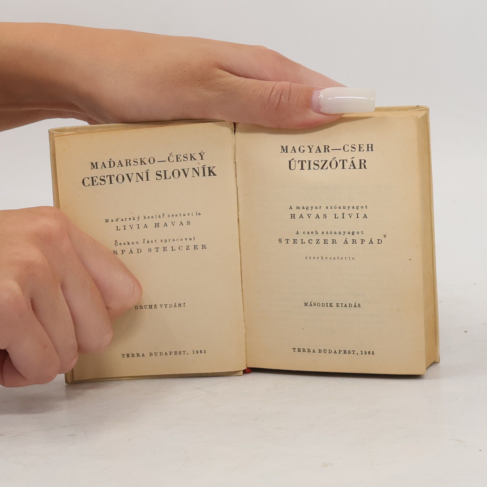 Autores varios Maďarsko-český cestovní slovník