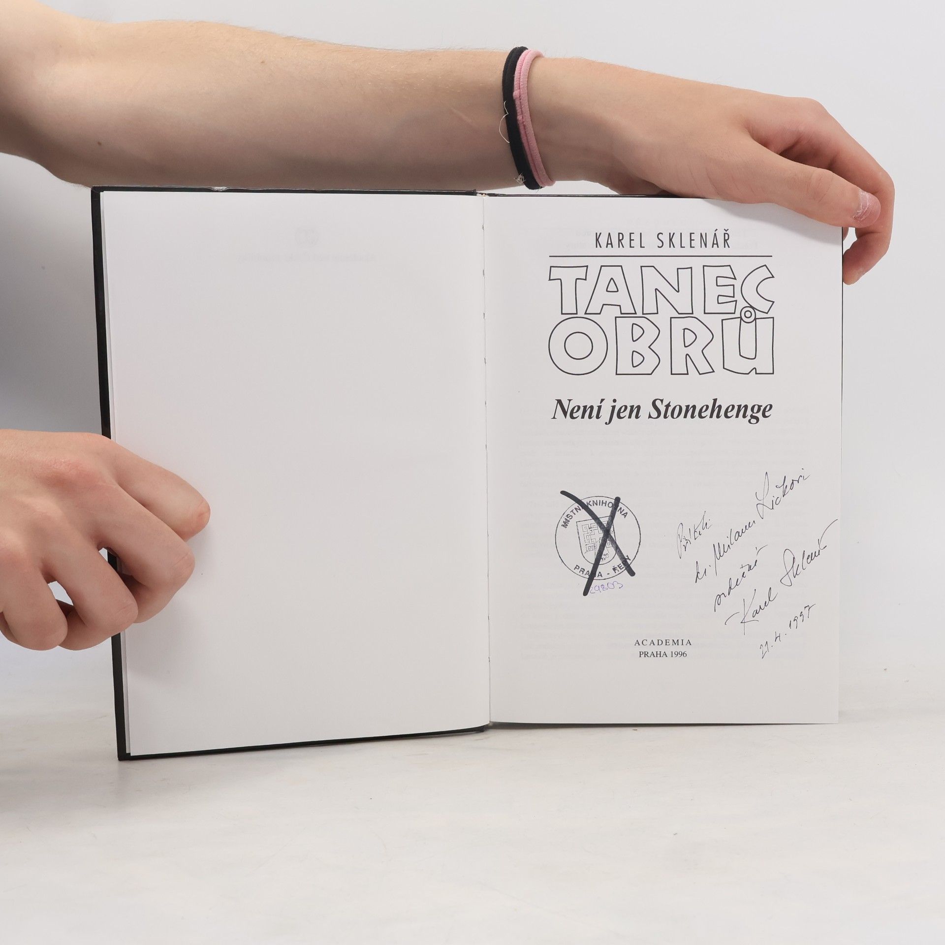 Karel Sklenář Tanec obrů: Není jen Stonehenge