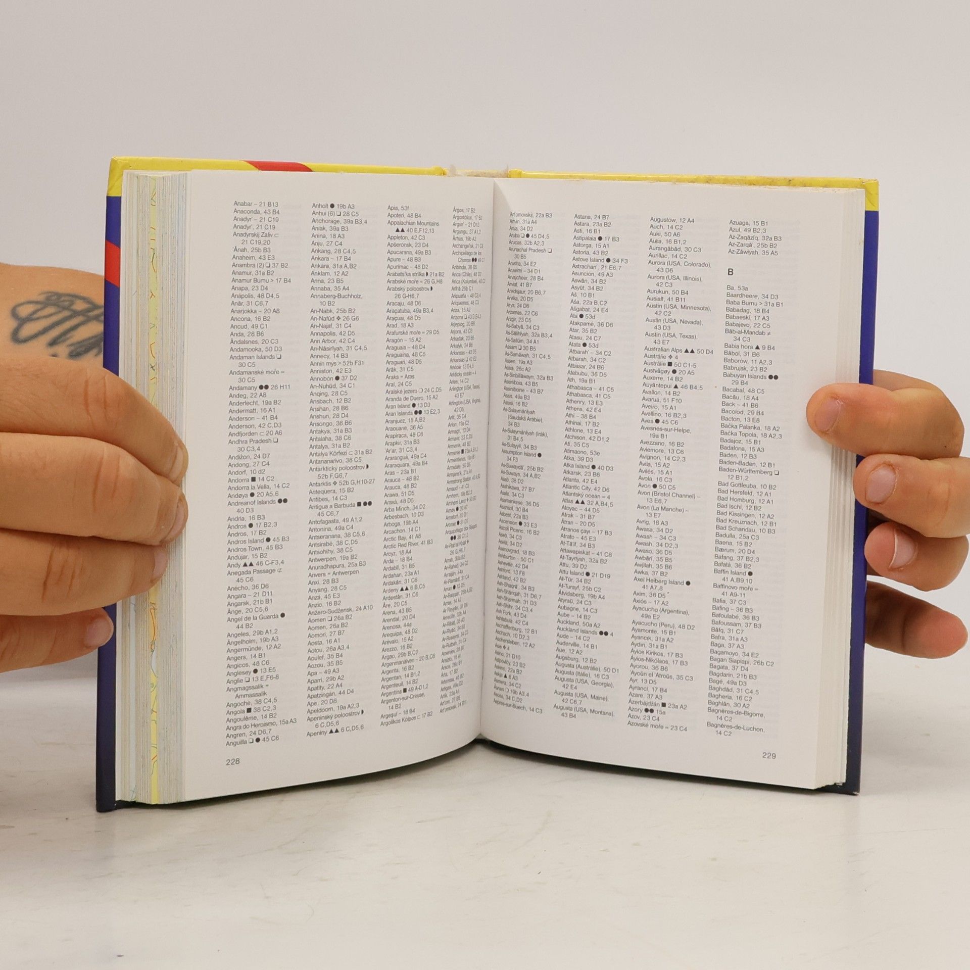 Autorenkollektiv Kapesní atlas světa
