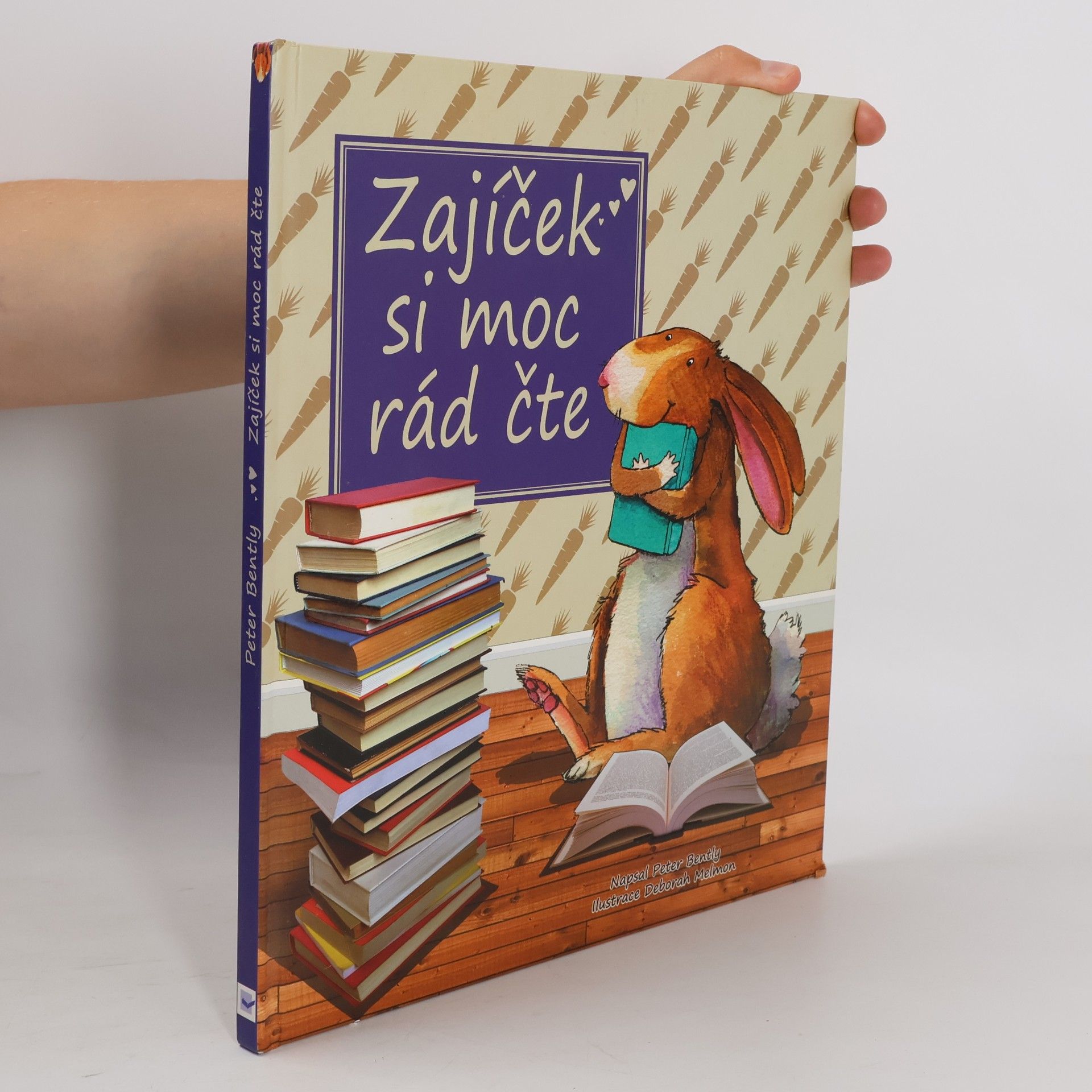 Peter Bently Zajíček si moc rád čte
