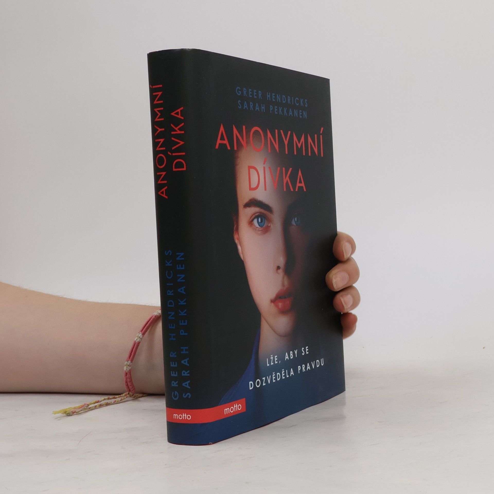 Anonymní dívka. Lže, aby se dozvěděla pravdu