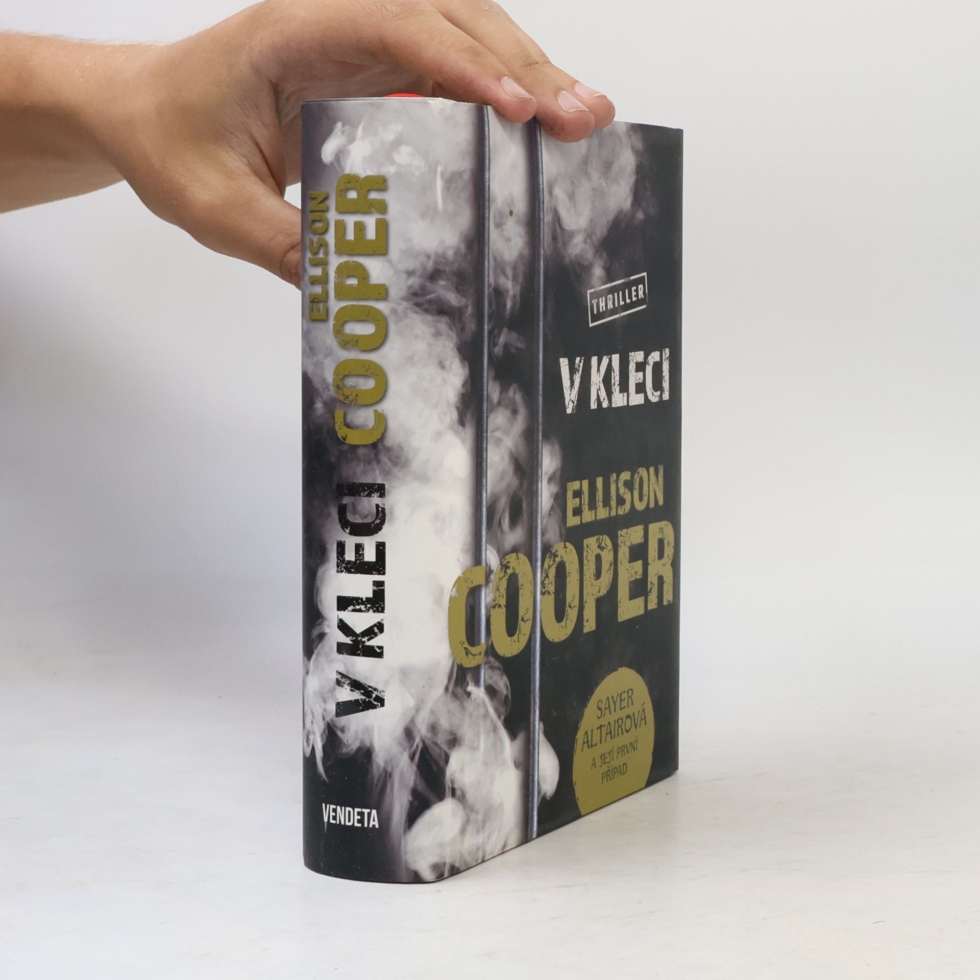 Ellison Cooper V kleci