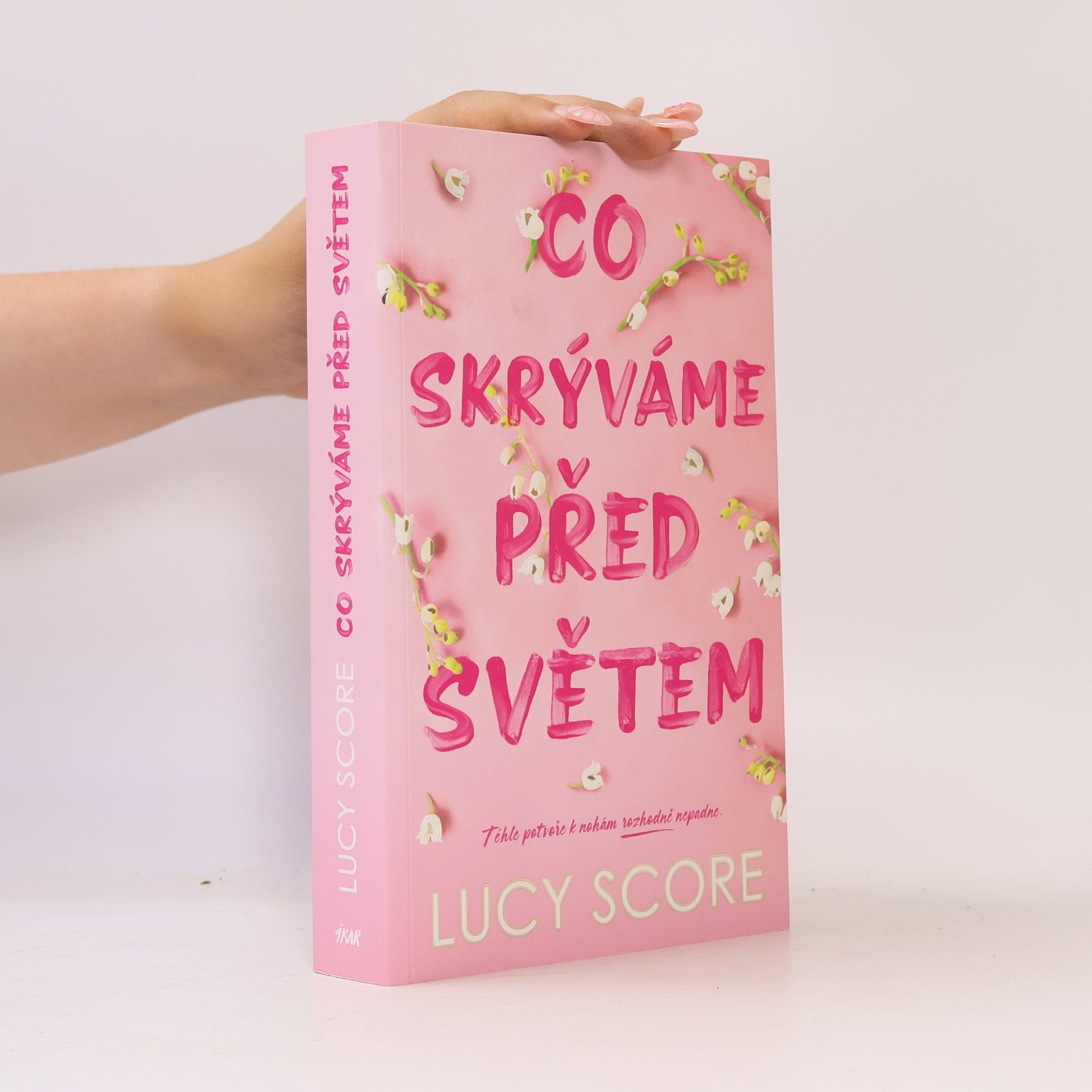 Lucy Score Co skrýváme před světem