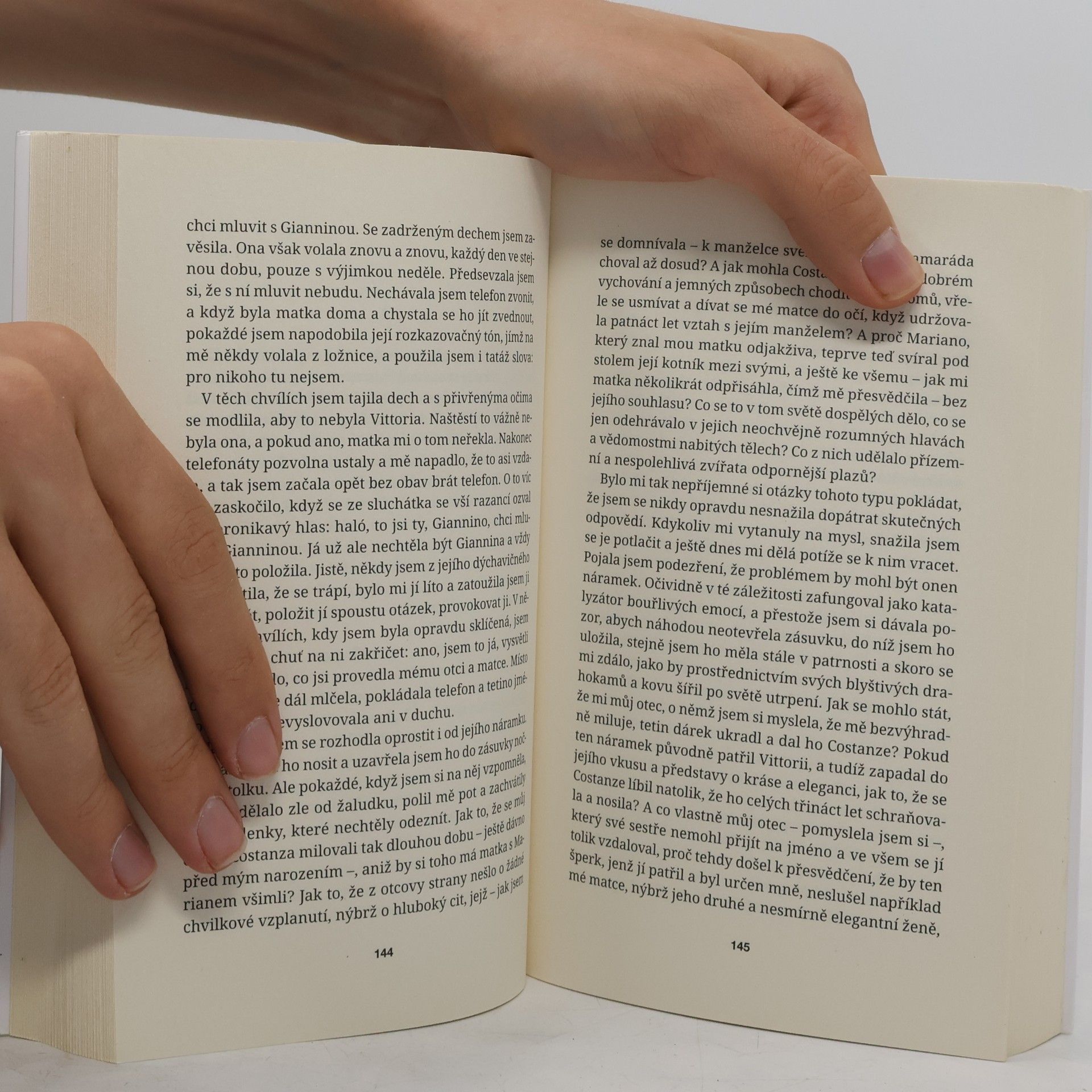 Elena Ferrante Prolhaný život dospělých