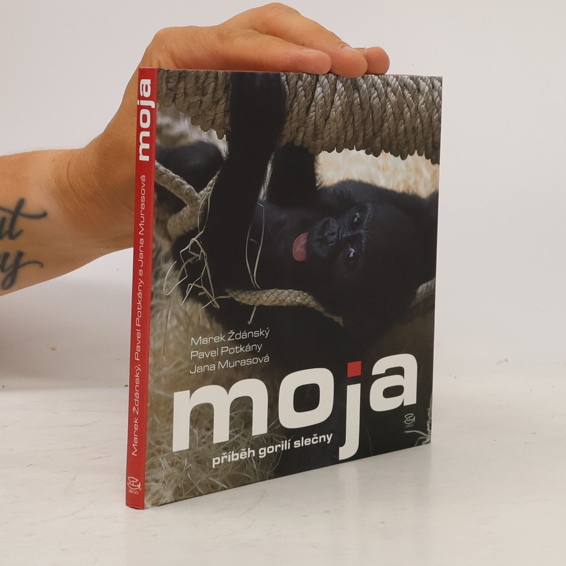 Moja. Příběh gorilí slečny