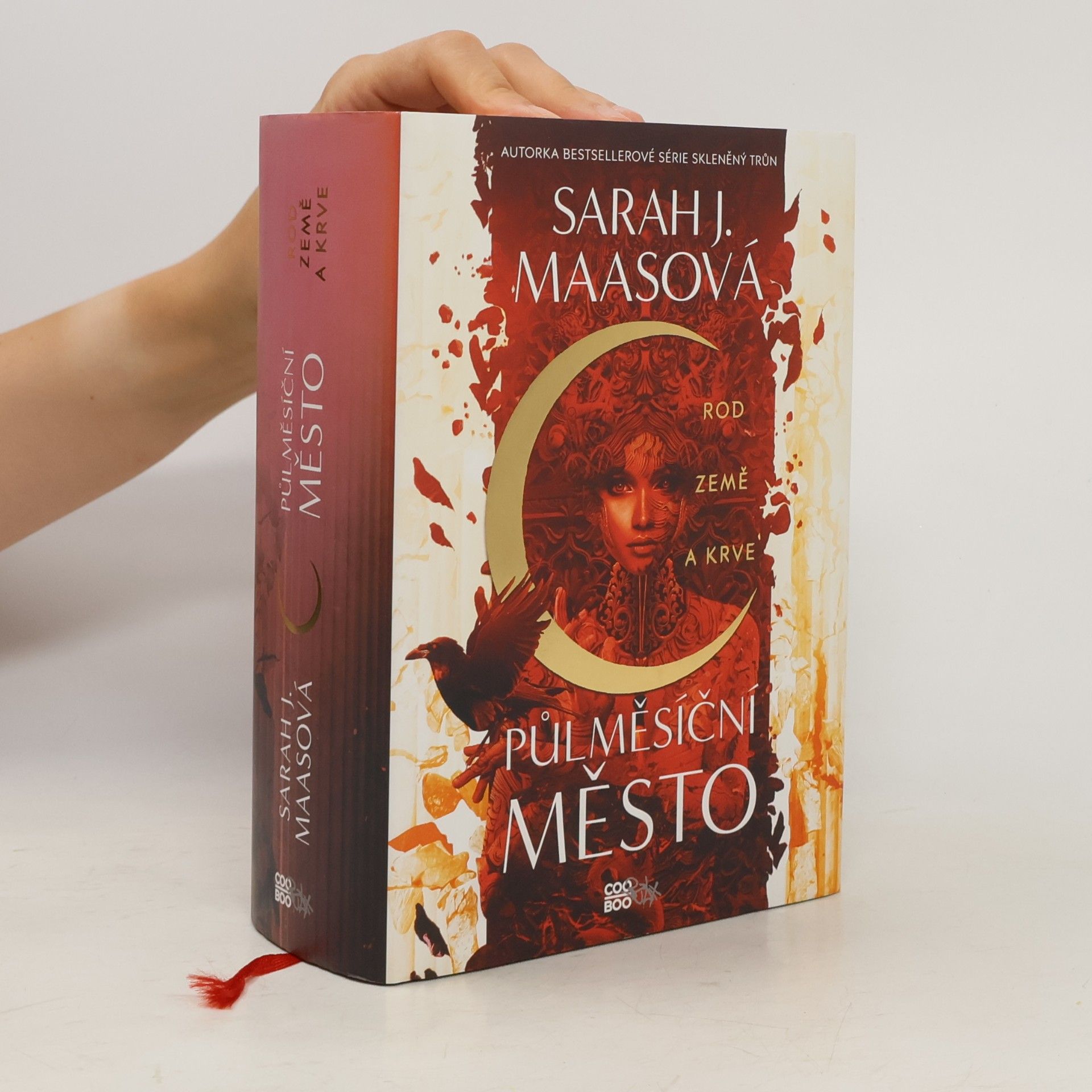 Sarah J. Maas Půlměsíční město. Rod země a krve