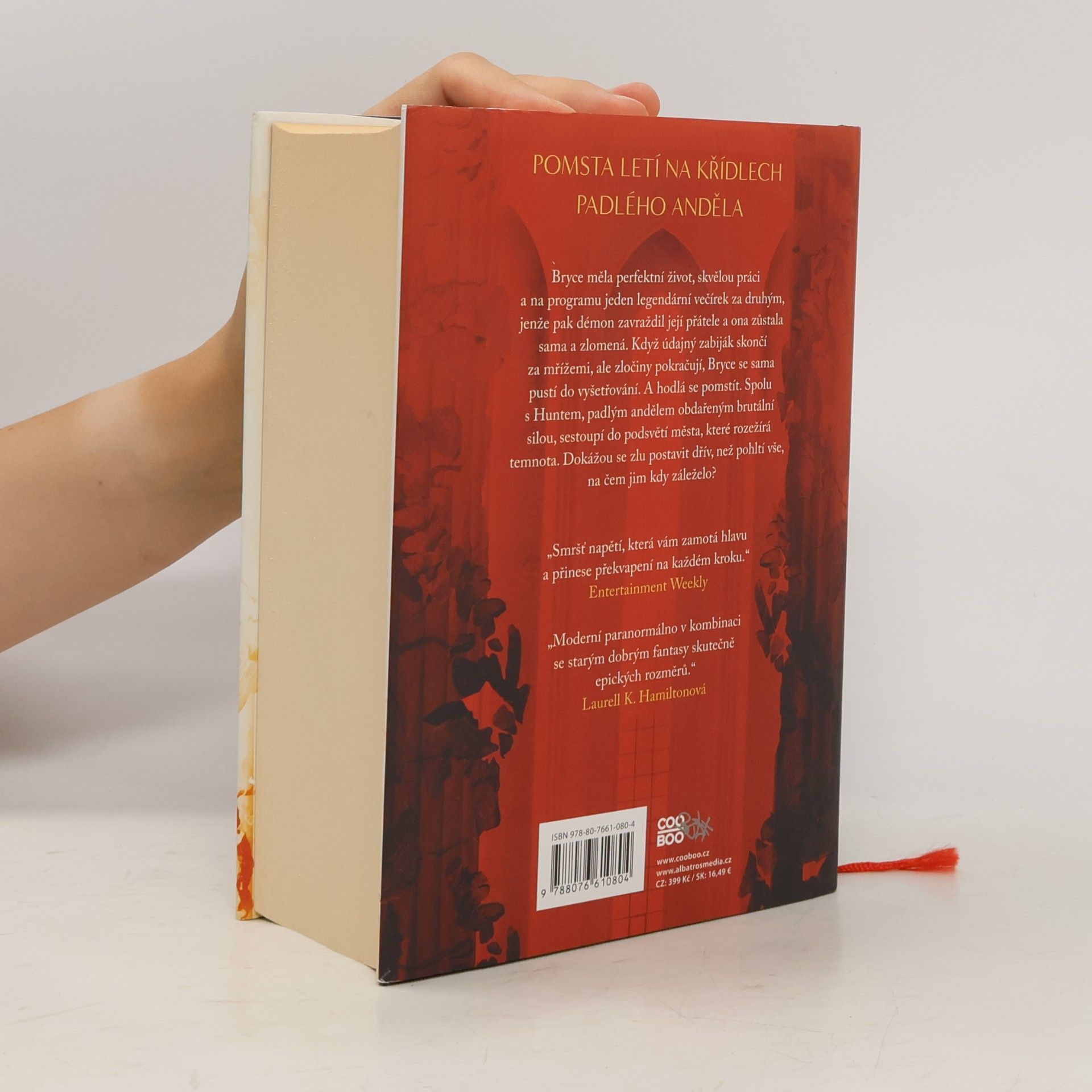 Sarah J. Maas Půlměsíční město. Rod země a krve