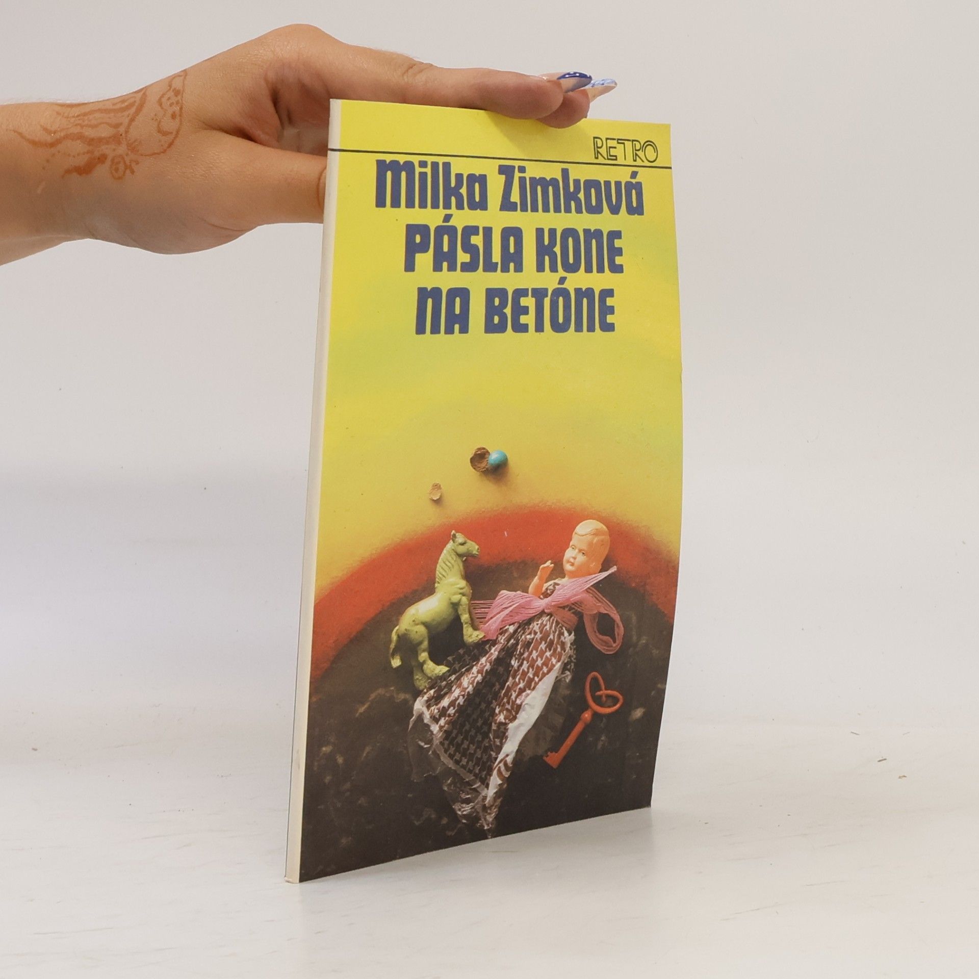 Zimková Milka Pásla kone na betóne