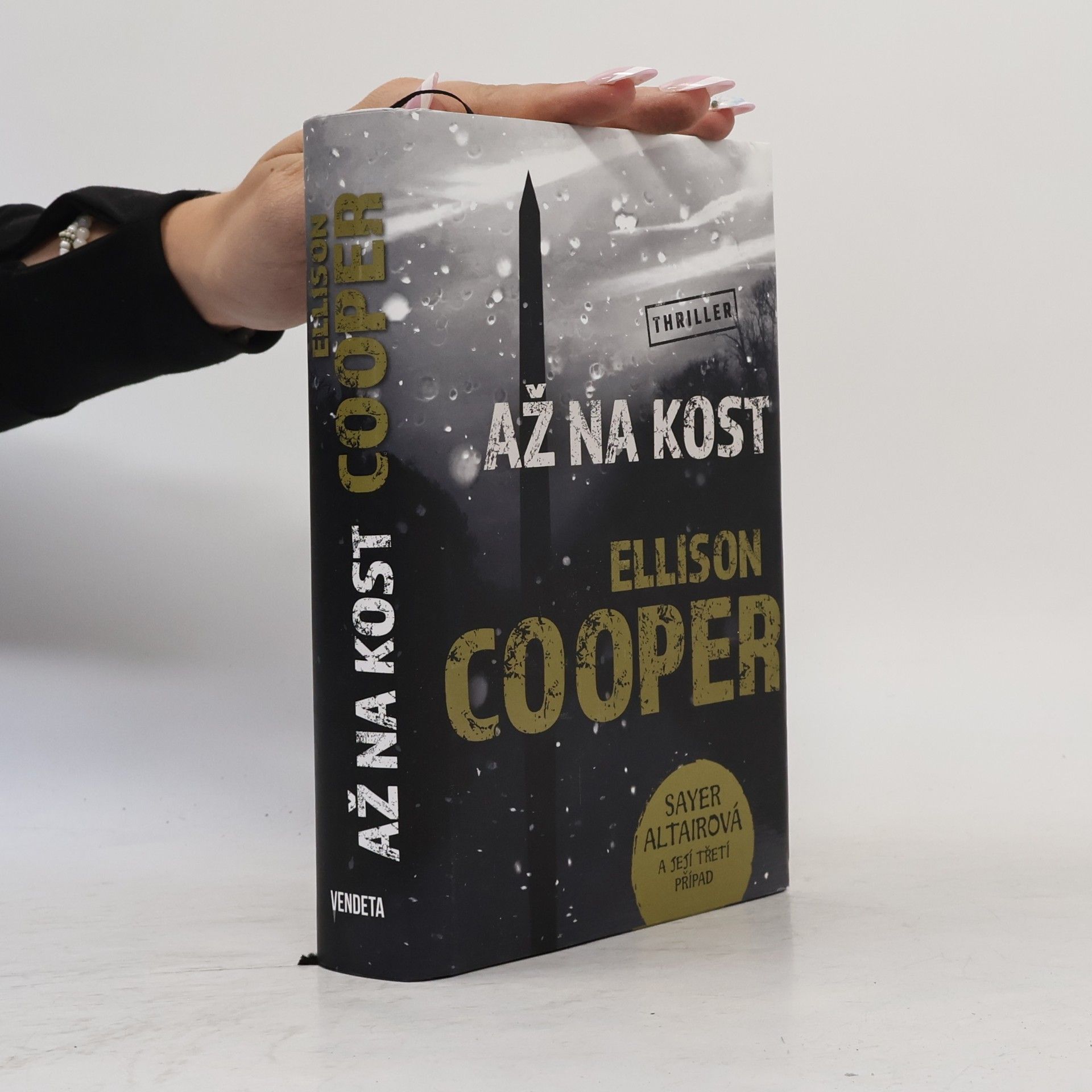 Ellison Cooper Až na kost