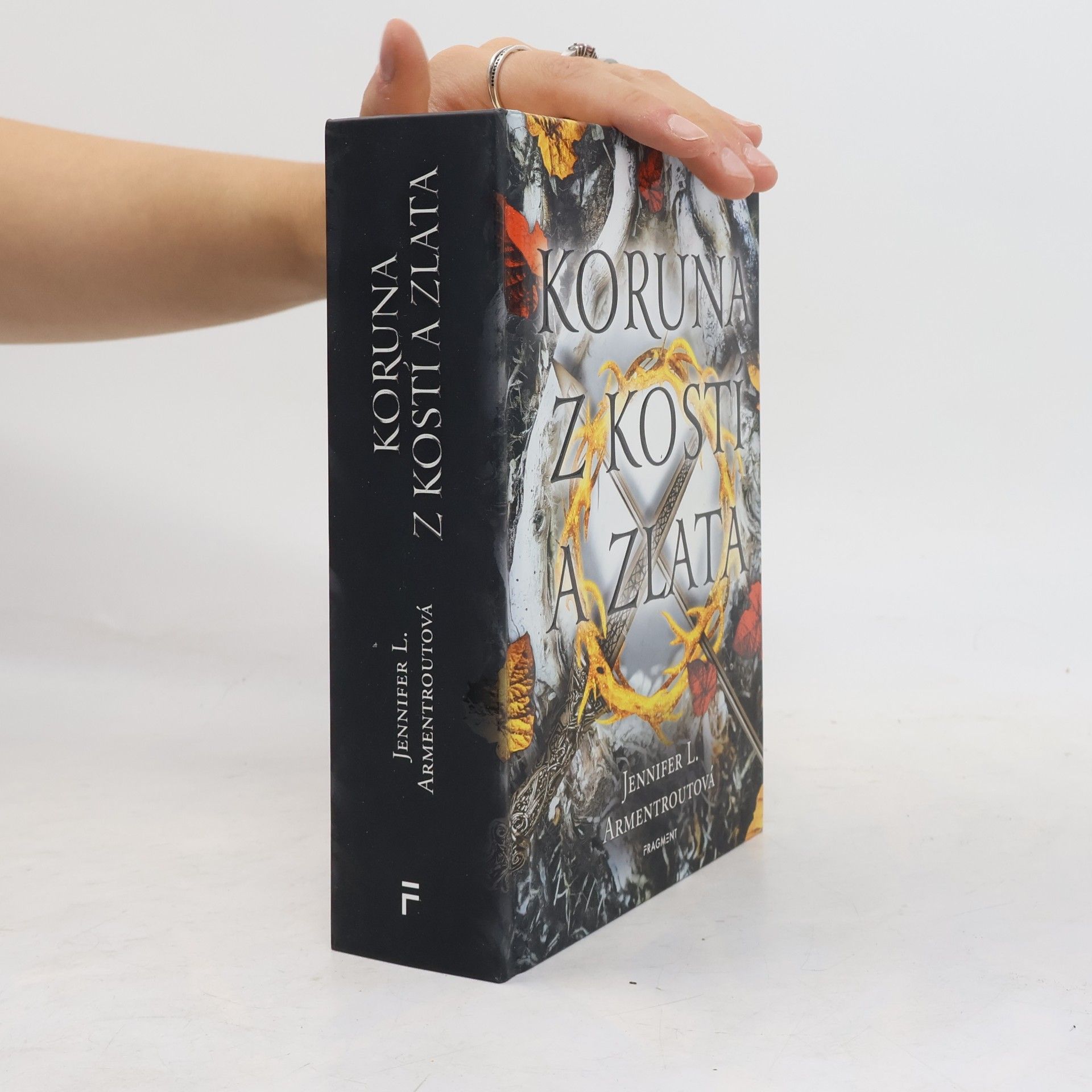Jennifer L. Armentrout Koruna z kostí a zlata