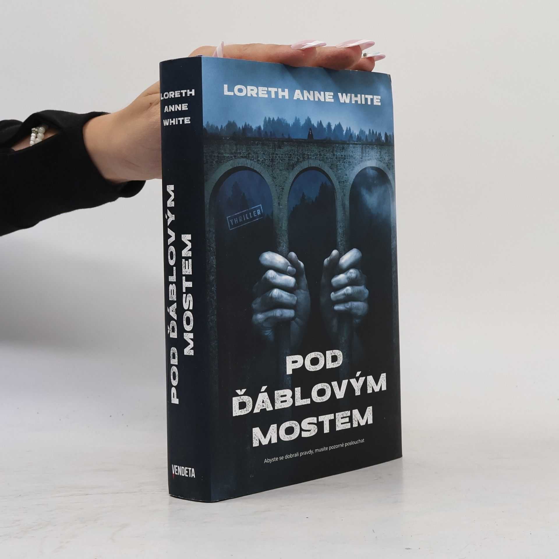 Loreth Anne White Pod ďáblovým mostem