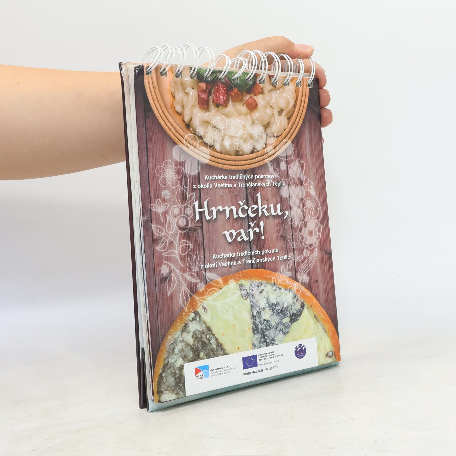 Various authors Hrnčeku, vař! : kuchařka tradičních pokrmů z okolí Vsetína a Trenčianských Teplic/kuchárka tradičných pokrmov z okolia Vsetína a Trenčianskych Teplíc