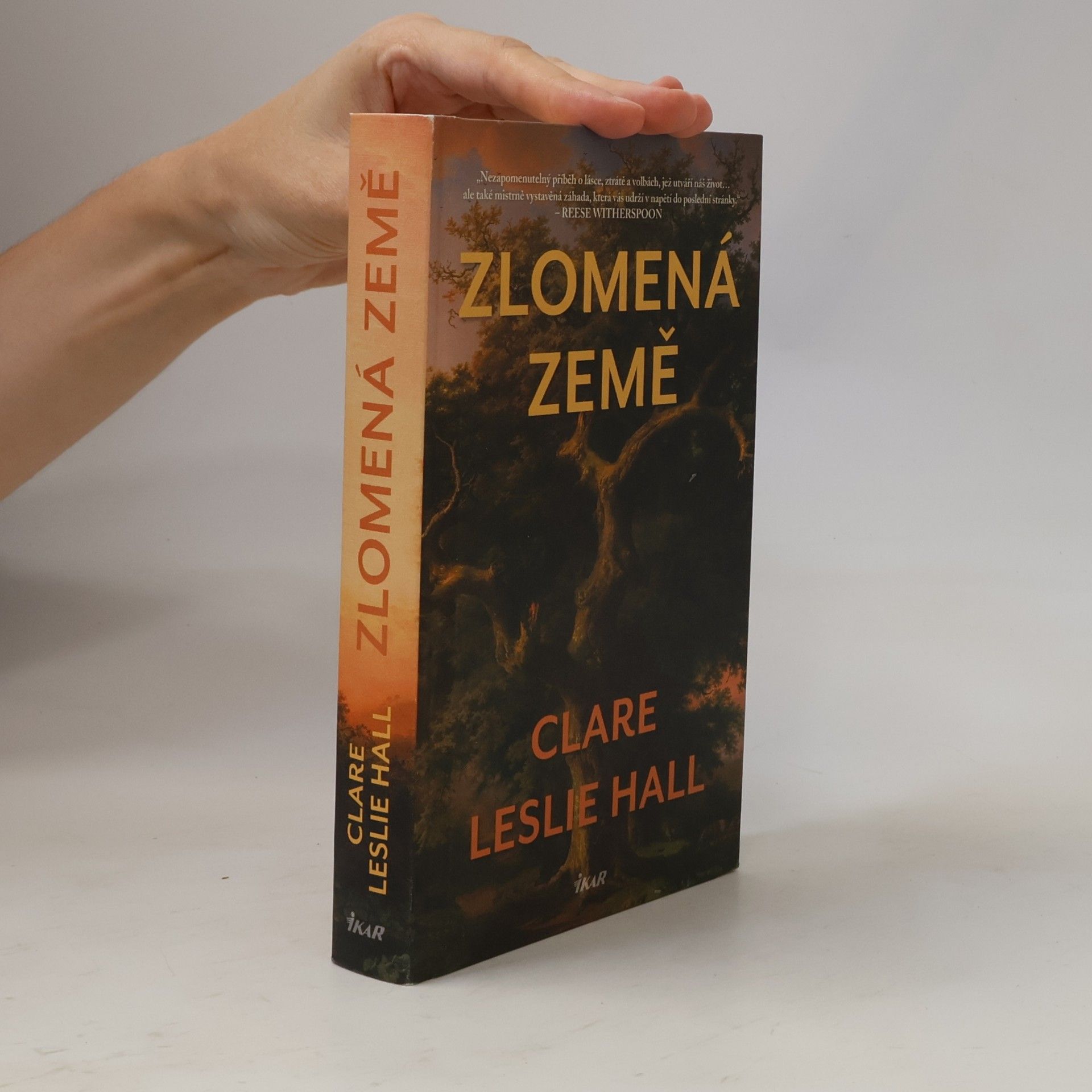 Clare Leslie Hall Zlomená země