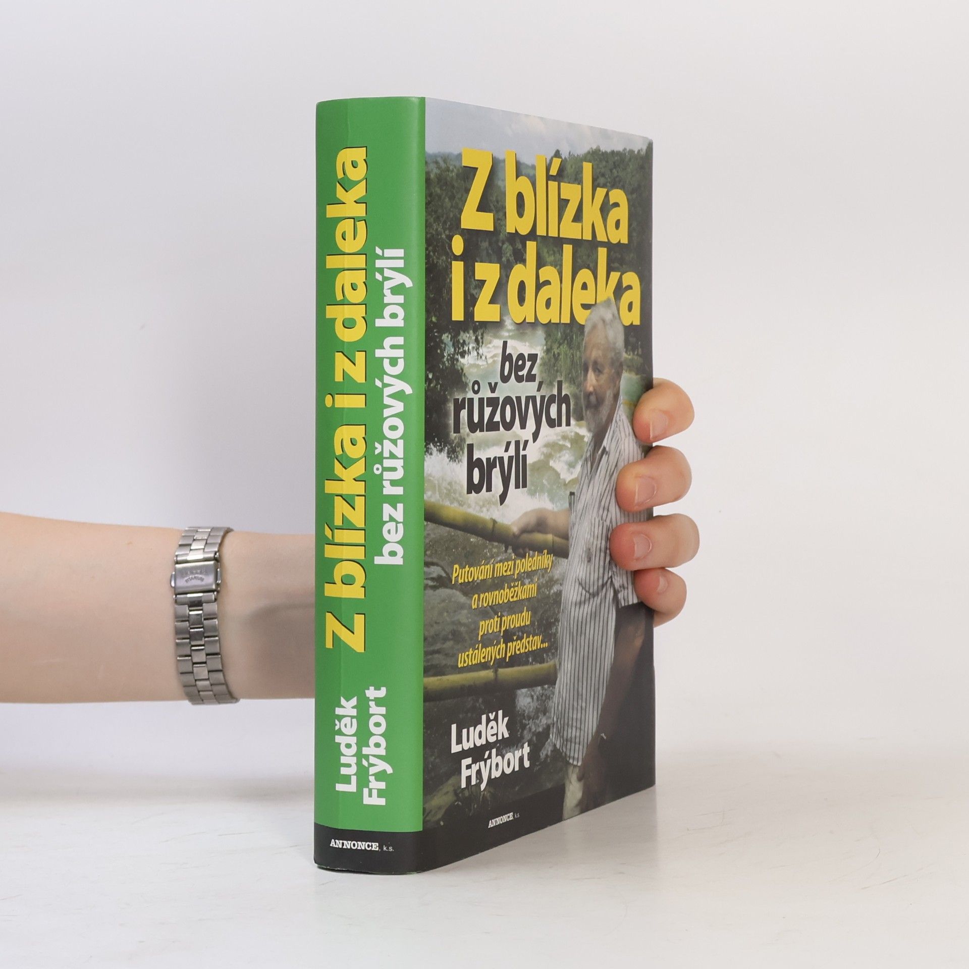 Luděk Frýbort Z blízka i z daleka bez růžových brýlí, aneb, Putování mezi poledníky a rovnoběžkami proti proudu ustálených představ--