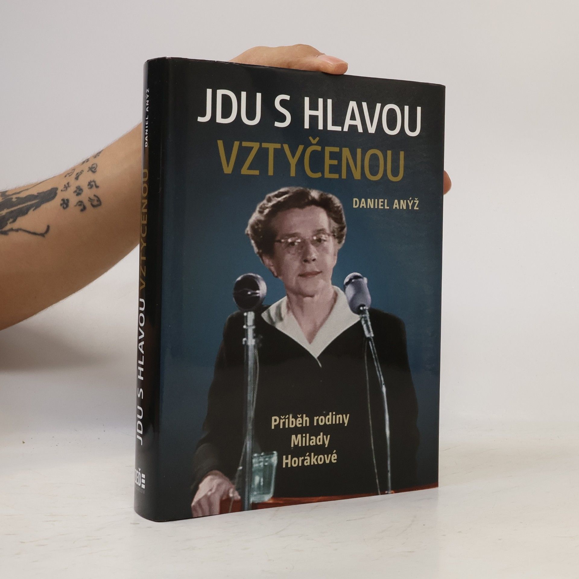 Daniel Anýž Jdu s hlavou vztyčenou. Příběh rodiny Milady Horákové