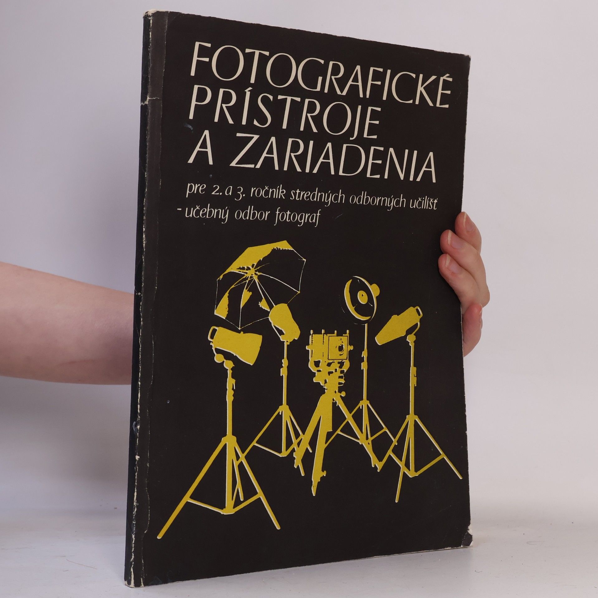 Fotografické prístroje a zariadenia pre 2. a 3. ročník stredných odborných učilíšť, učebný odbor fotograf